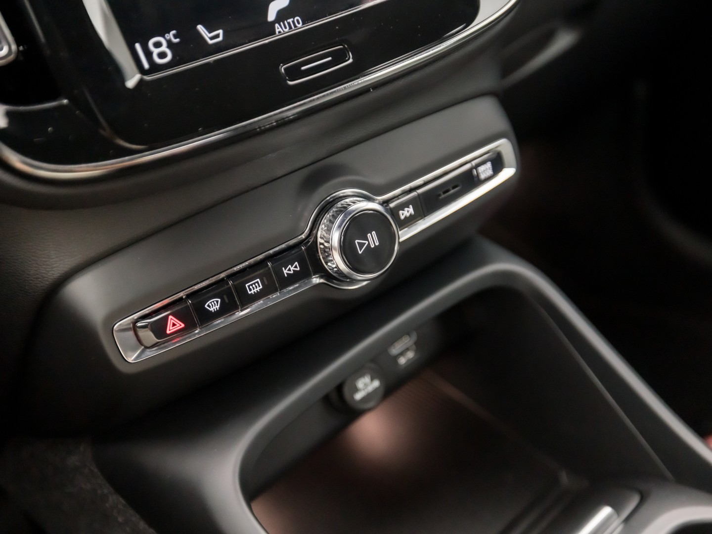 Volvo XC40 1.5 T4 Recharge Inscription 211Pk Automaat (APPLE CARPLAY, STUUR/STOELVERWARMING, MEMORY SEATS, CAMERA, STOELVERWARMING ACHTER, KEYLESS, GETINT GLAS, ELEK ACHTERKLEP, ZWART HEMEL, NIEUWSTAAT)