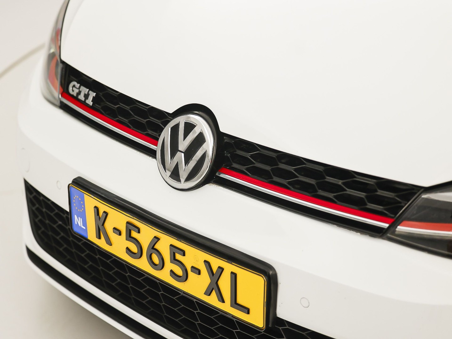 Volkswagen Golf 2.0 TSI GTI Performance 245Pk Automaat (VIRTUAL COCKPIT, APPLE CARPLAY, GROOT NAVI, MODE KNOP, DYNAUDIO, CAMERA, STOELVERWARMING, ADAPTIVE CRUISE, DODEHOEK DETECTOR, NIEUWSTAAT)