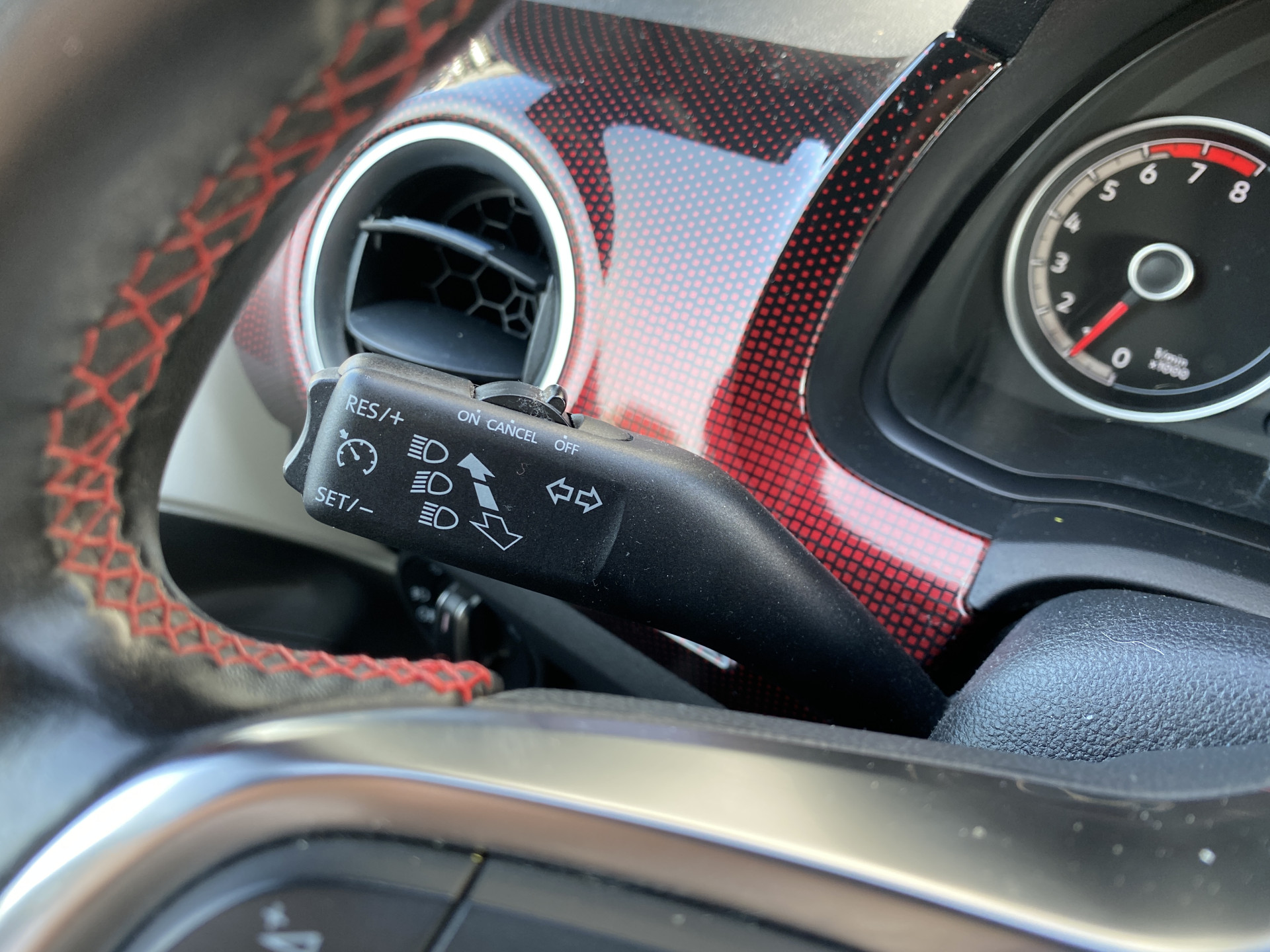 Volkswagen Up! 1.0 TSI GTI 116 pk | 17 inch lichtmetaal | stoelverwarming | climate control | zwart dak-spiegels | NL auto