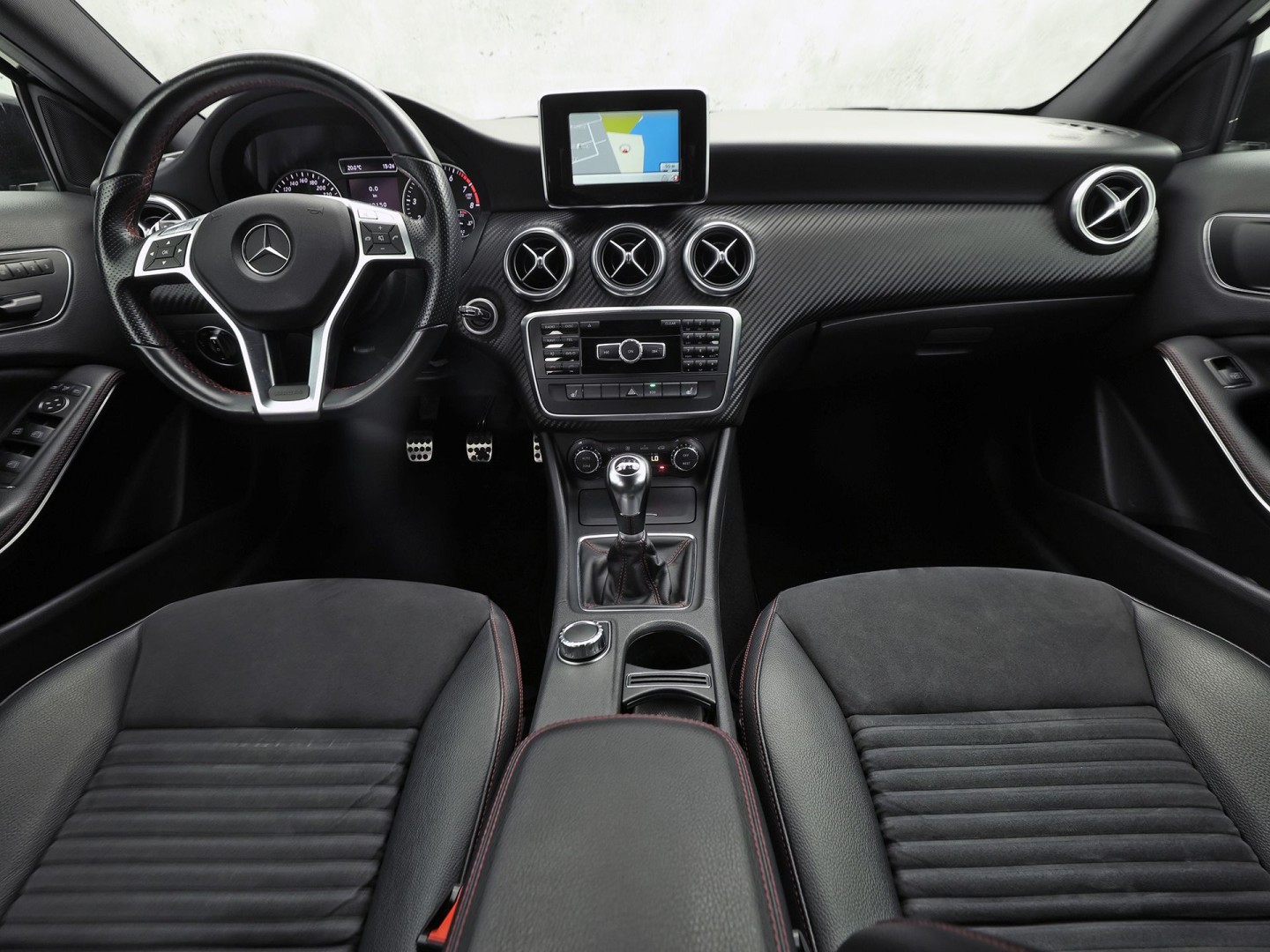 Mercedes-Benz A-Klasse 180 AMG Prestige Sport (NAVIGATIE, SPORTSTOELEN, MEMORY SEAT, STOELVERWARMING, LM VELGEN, GETINT GLAS, NIEUWE APK)