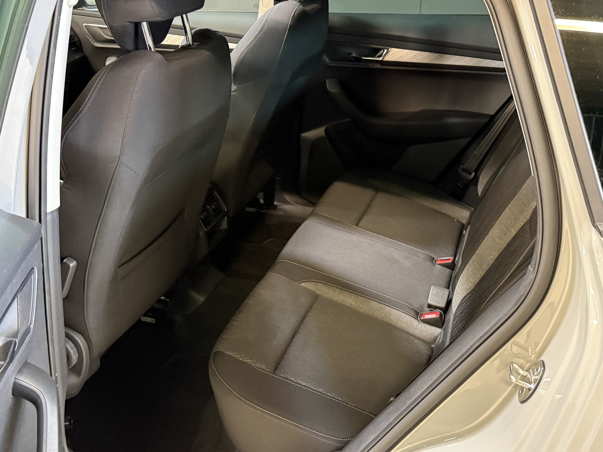 ŠKODA Karoq 1.5 TSI ACT Business Edition Plus | Panoramadak | Camera | Adaptive cruise | Stoelverwarming | Full LED | NL auto | Dealer onderhouden