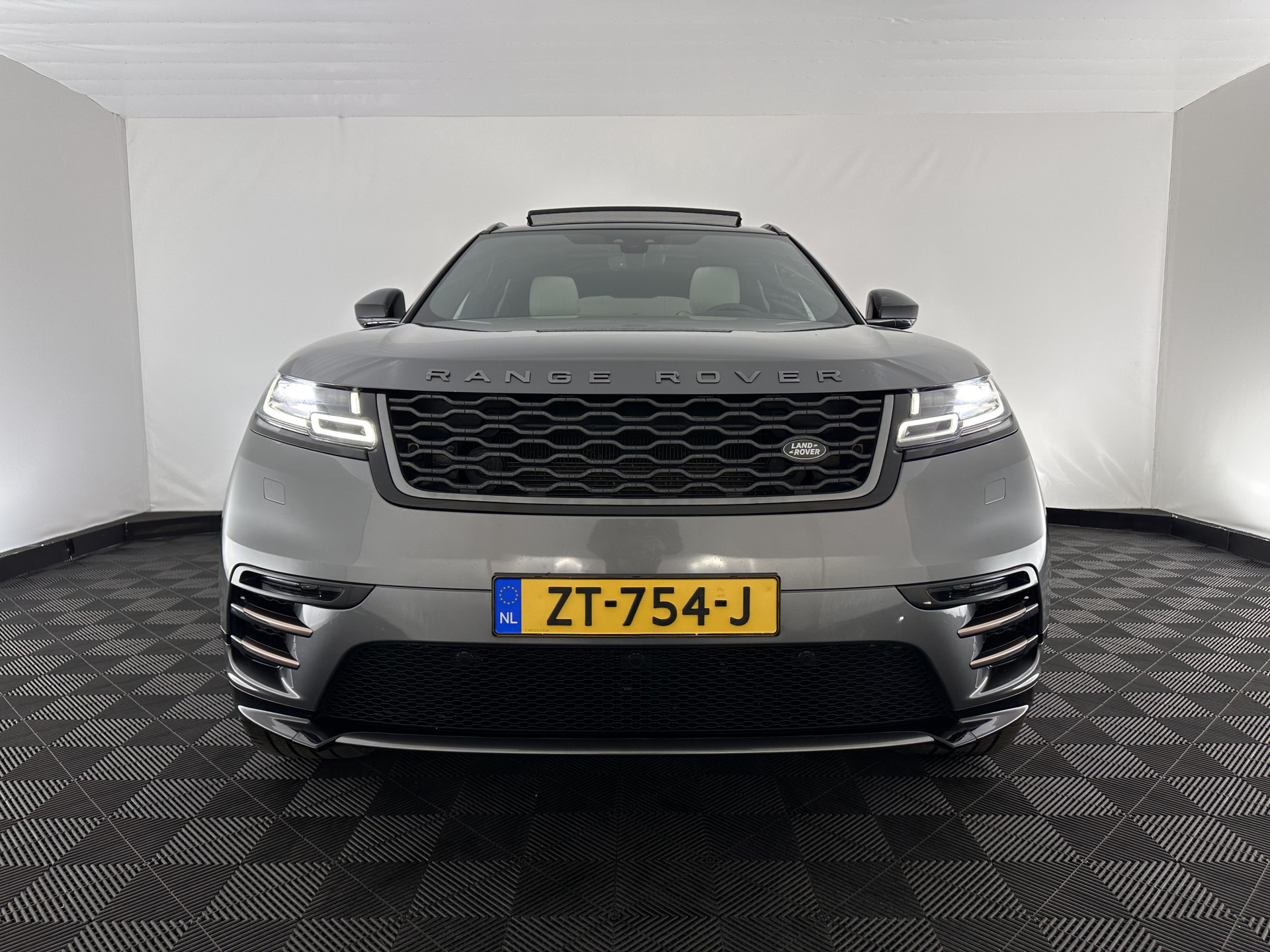Land Rover Range Rover Velar 2.0 P300 Turbo AWD R-Dynamic HSE Aut. *PANO | HEAD-UP | LEATHER | MATRIX-LED | MEMORY-PACK | BLINDSPOT | MERIDIAN-SURROUND | DIGI-COCKPIT | CAMERA | KEYLESS | HEATED-COMFORTSEATS | PRIVACYGLASS | SHIFTPADDLES | TOWBAR | 22"A