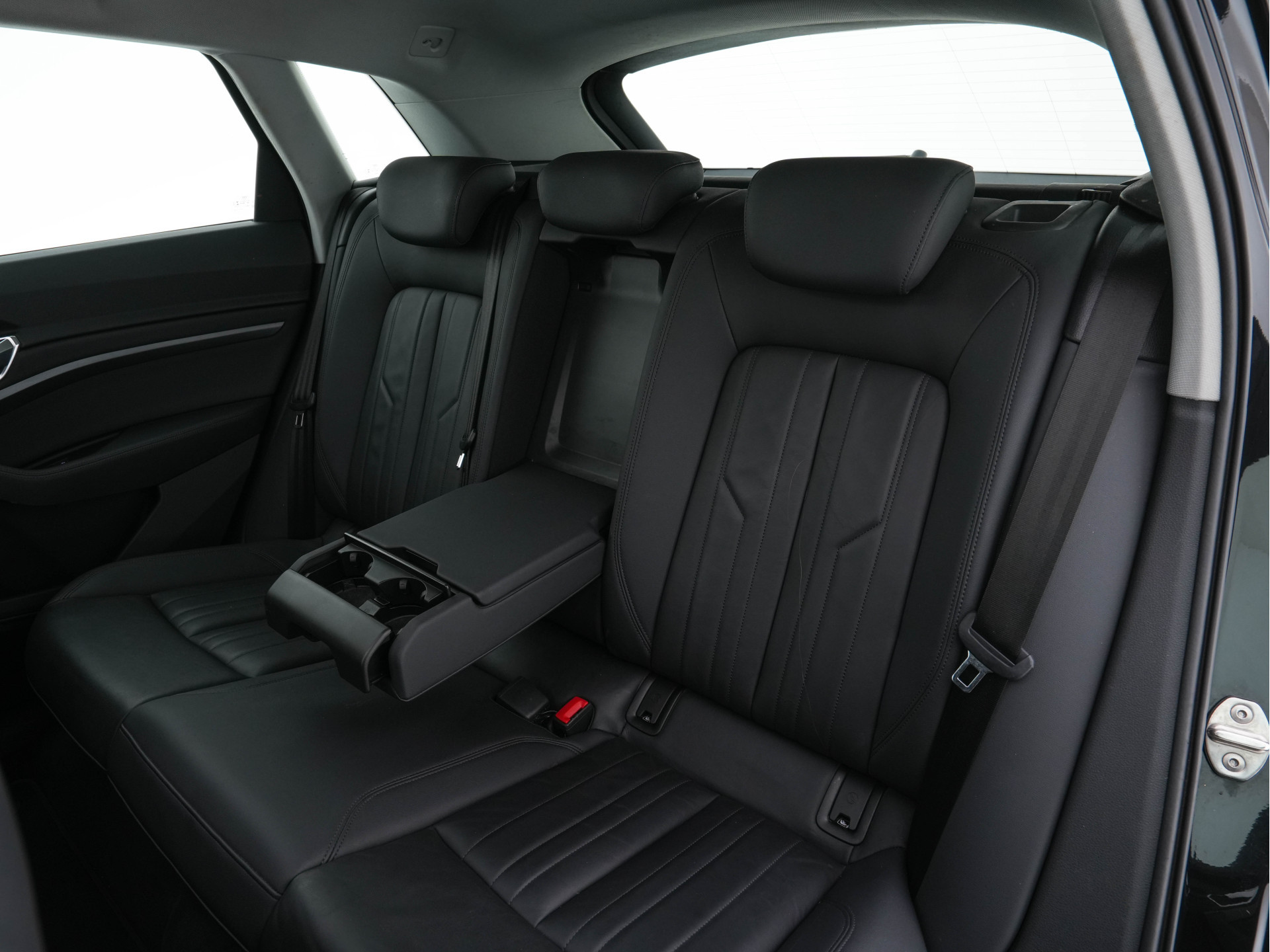 Audi e-tron 50 Quattro Launch-Edition-Plus 71 kWh [ 3-Fase ] {SOH-100%} (INCL-BTW) *PANO | LUXURY-LEATHER | ADAPTIVE-CRUISE | FULL-LED | DIGI-COCKPIT | KEYLESS | MEMORY-PACK | CAMERA | NAVI-FULLMAP | SHIFT-PADDLES | COMFORT-SEATS | 20''ALU*