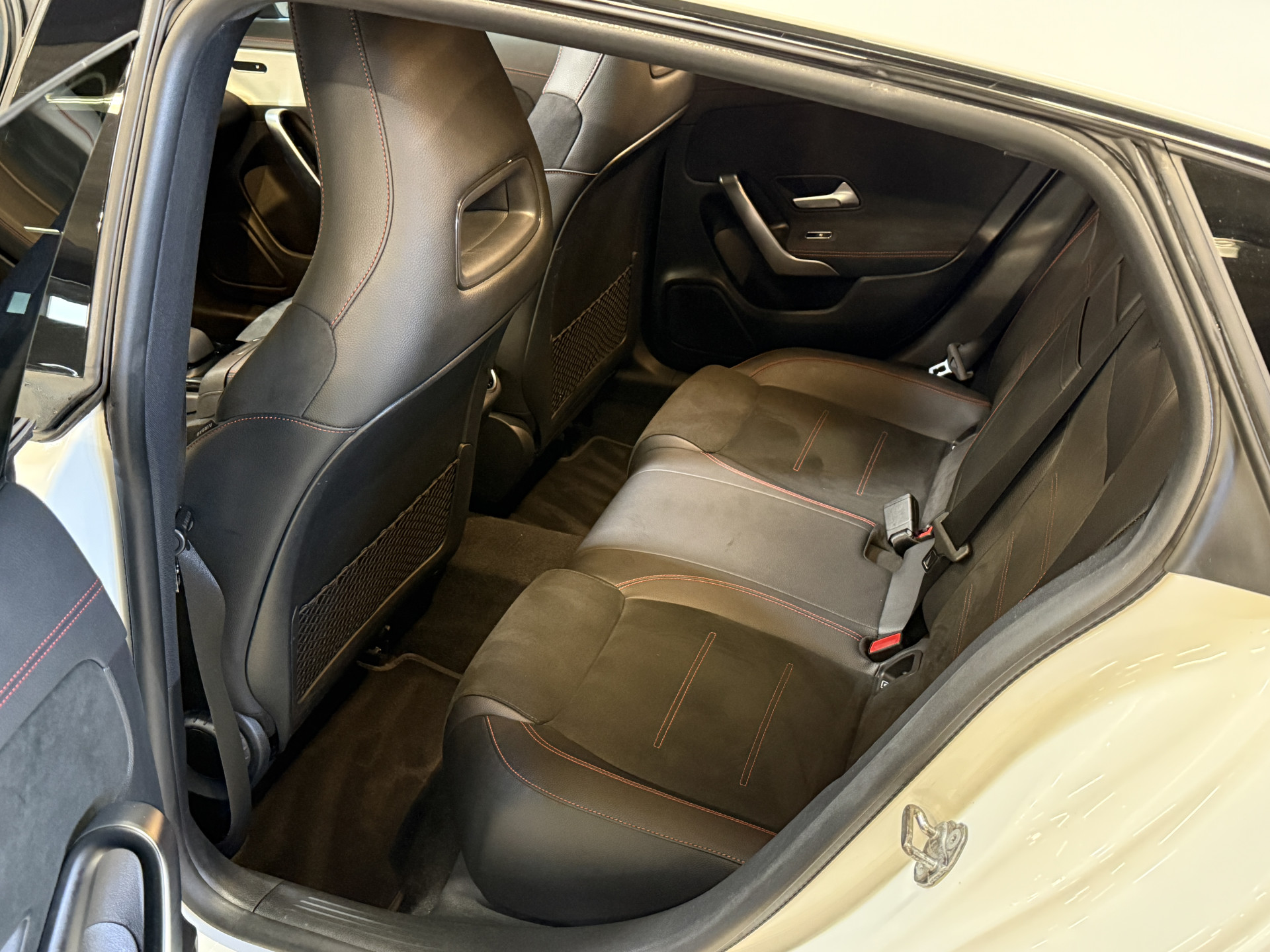Mercedes-Benz CLA-klasse Shooting Brake 200 Business Solution AMG | Panoramadak | Sfeerverlichting | Multibeam