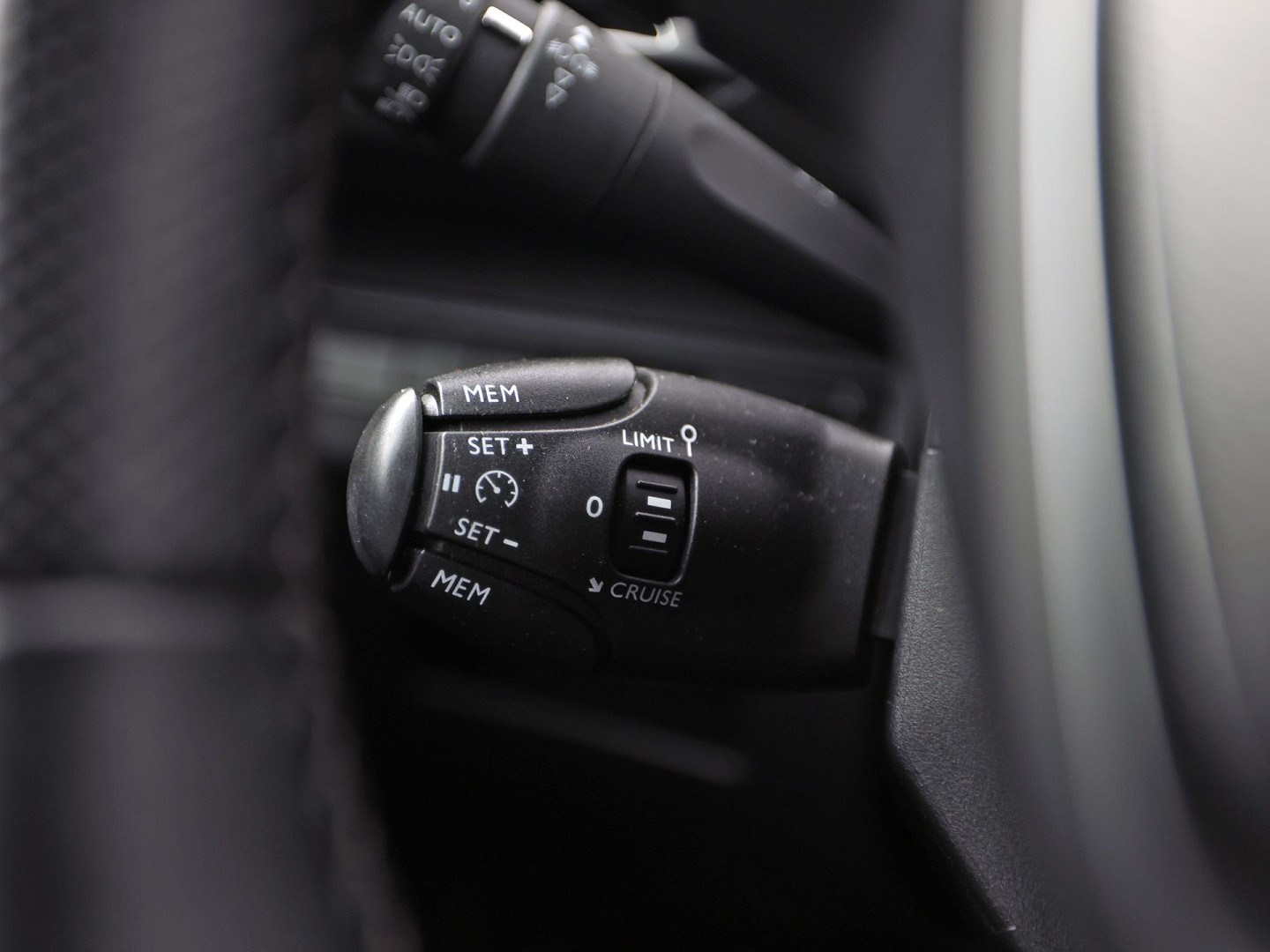 Peugeot 3008 1.2 PureTech GT Line (PANORAMADAK, APPLE CARPLAY, KEYLESS, 360 CAMERA, SPORTSTOELEN, GETINT GLAS, LED KOPLAMPEN, DRIVE MODE, NIEUWSTAAT)
