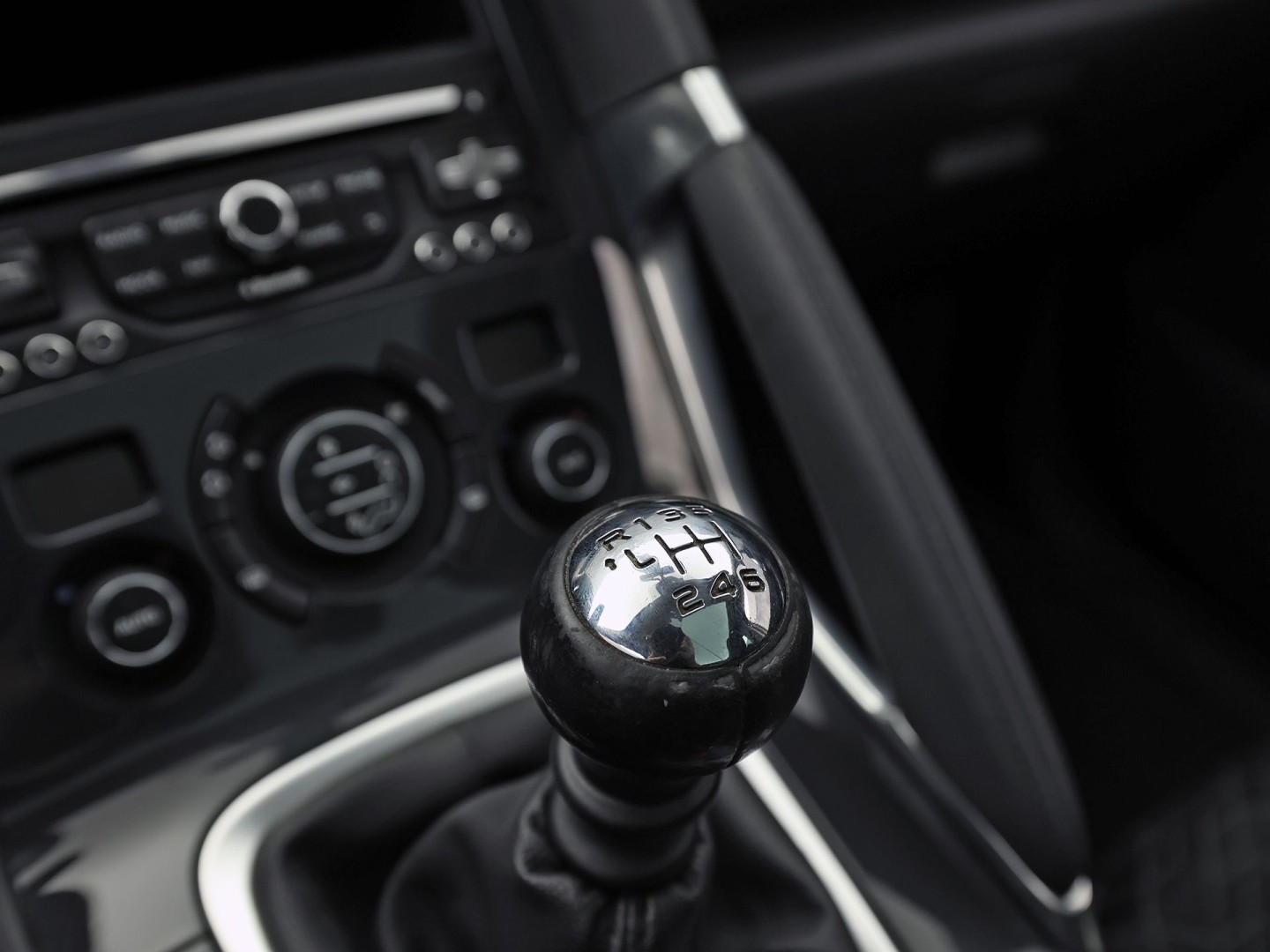 Peugeot 3008 1.2 PureTech Sport (PANORAMADAK, NAVIGATIE, CLIMATE, GETINT GLAS, SPORTSTOELEN, CRUISE, PARKEERSENSOREN, NIEUWSTAAT)