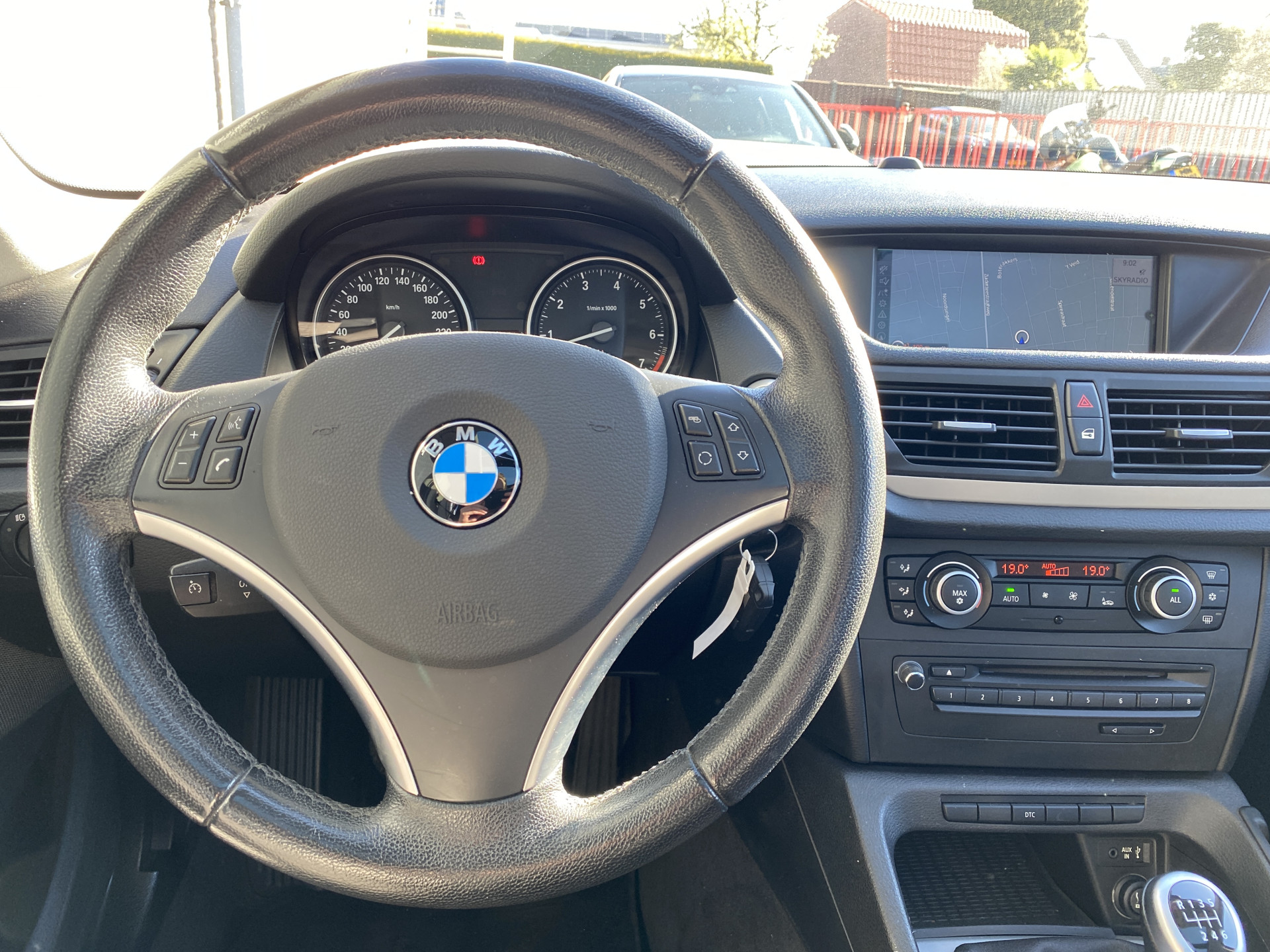 BMW X1 sDrive18i Executive AUT. | navigatie | panoramadak | sportstoelen | xenon verlichting | lichtmetalen velgen 18 inch