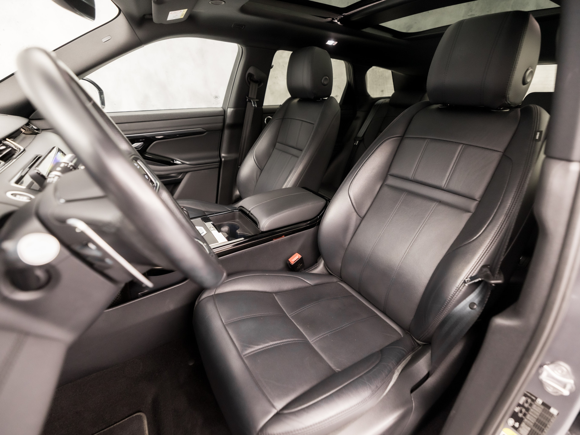 Land Rover Range Rover Evoque 1.5 P300e AWD R-Dynamic SE 309Pk Automaat (PANORAMADAK, APPLE CARPLAY, 360 CAMERA, MERIDIAN AUDIO, MEMORY SEATS, STUUR/STOELVERWARMING, ADAPTIVE CRUISE, VIRTUAL DASHBOARD, NIEUWSTAAT)