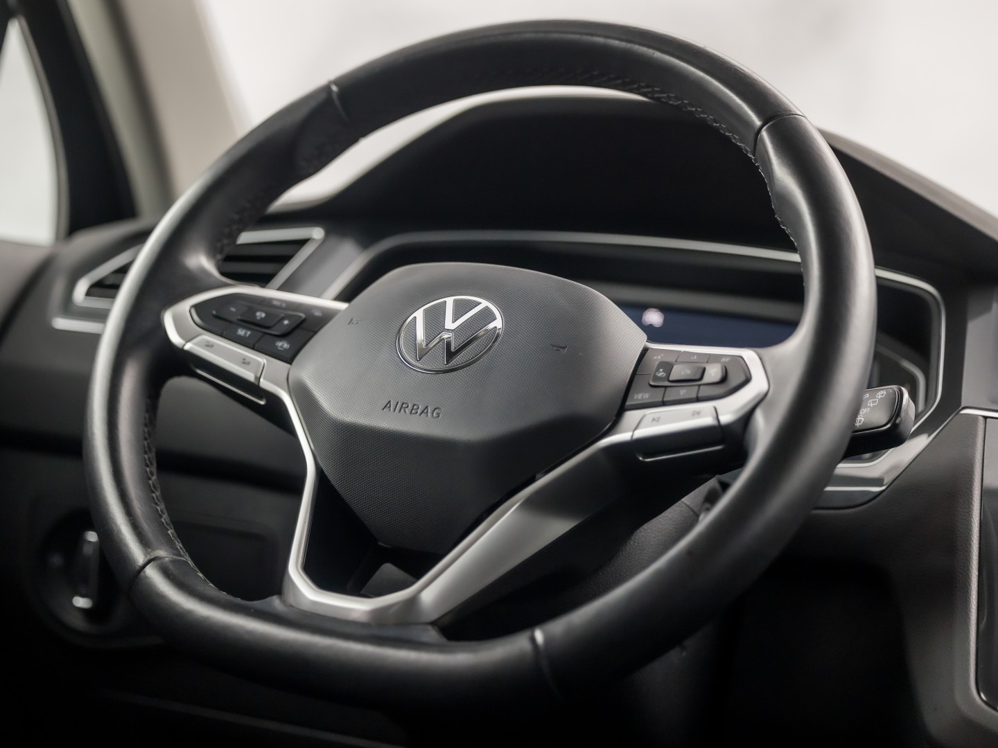 Volkswagen Tiguan 1.5 TSI Life Sport 150Pk Automaat (VIRTUAL COCKPIT, APPLE CARPLAY, CLIMATE, KEYLESS, STOELVERWARMING, SPORTSTOELEN, GETINT GLAS, ELEK ACHTERKLEP, ALCANTARA, NIEUWE APK, NIEUWSTAAT)