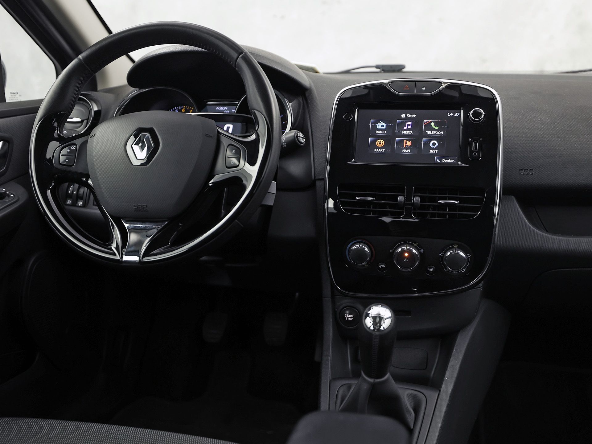 Renault Clio 0.9 TCe Dynamic Sport (NAVIGATIE, CRUISE, LM VELGEN, SPORTSTOELEN, PARKEERSENSOREN, BLUETOOTH, NIEUWE APK, NIEUWSTAAT)