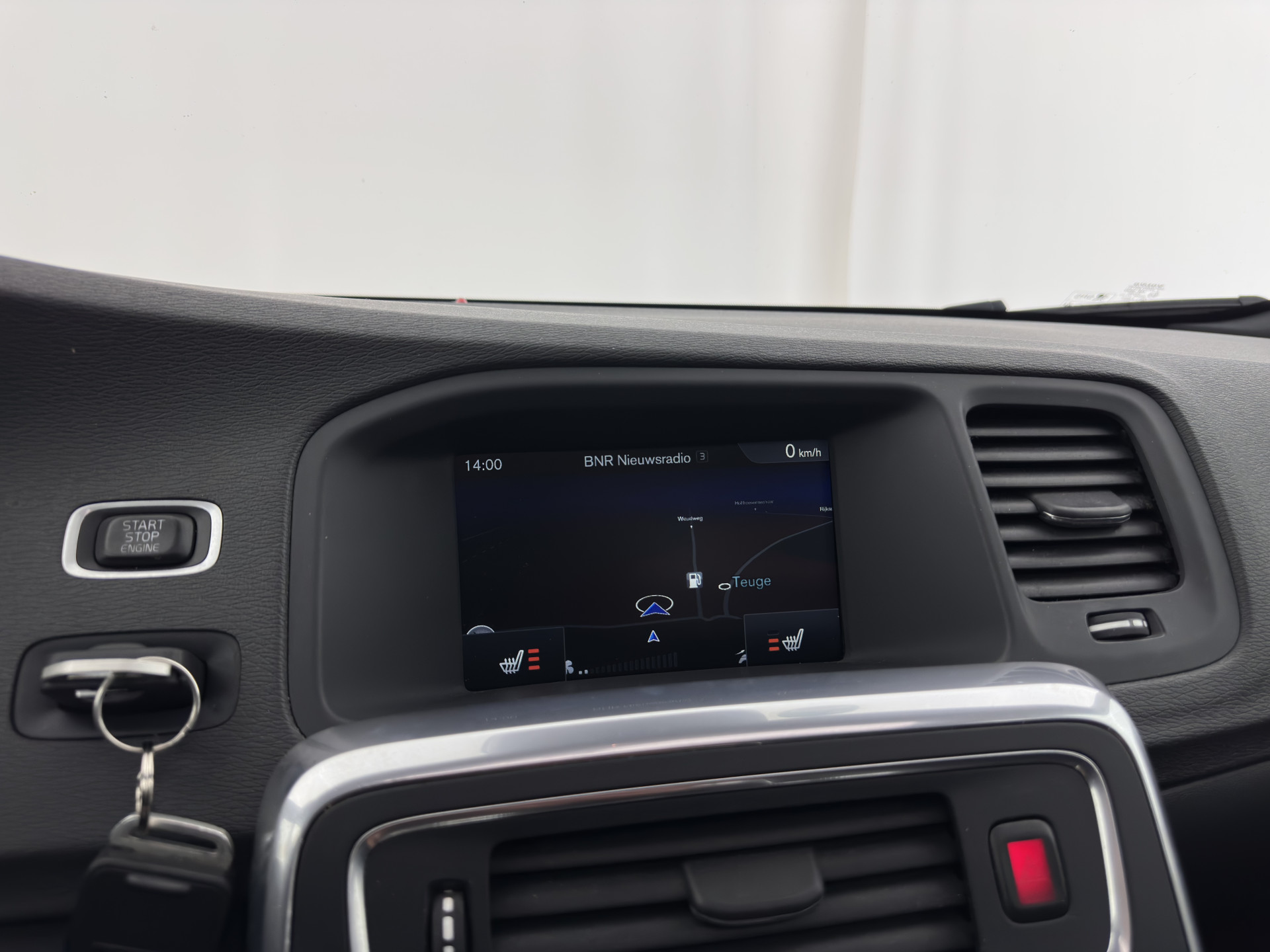 Volvo V60 2.4 D5 Twin Engine Special Edition Aut. *PANO | LEATHER | BI-XENON | BLINDSPOT | MEMORY-PACK | NAVI-FULLMAP | HEATED-SPORTSEATS | CAMERA | PERFORMANCE-AUDIO | TOWBAR | 18''ALU*