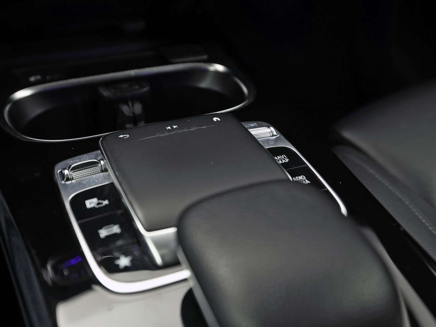Mercedes-Benz A-Klasse 200 AMG Sport 163Pk Automaat (PANORAMADAK, APPLE CARPLAY, GROOT NAVI, SFEERVERLICHTING, CAMERA, SPORTSTOELEN, LEDER, GETINT GLAS, STOELVERWARMING, NIEUWSTAAT)