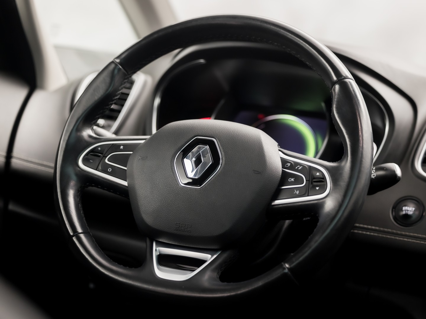 Renault Grand Scénic 1.3 TCe Bose 7 Persoons (PANORAMADAK, APPLE CARPLAY, GROOT NAVI, LEDER, SPORTSTOELEN, GETINT GLAS, BOSE AUDIO, CAMERA, NIEUWE APK, NIEUWSTAAT)