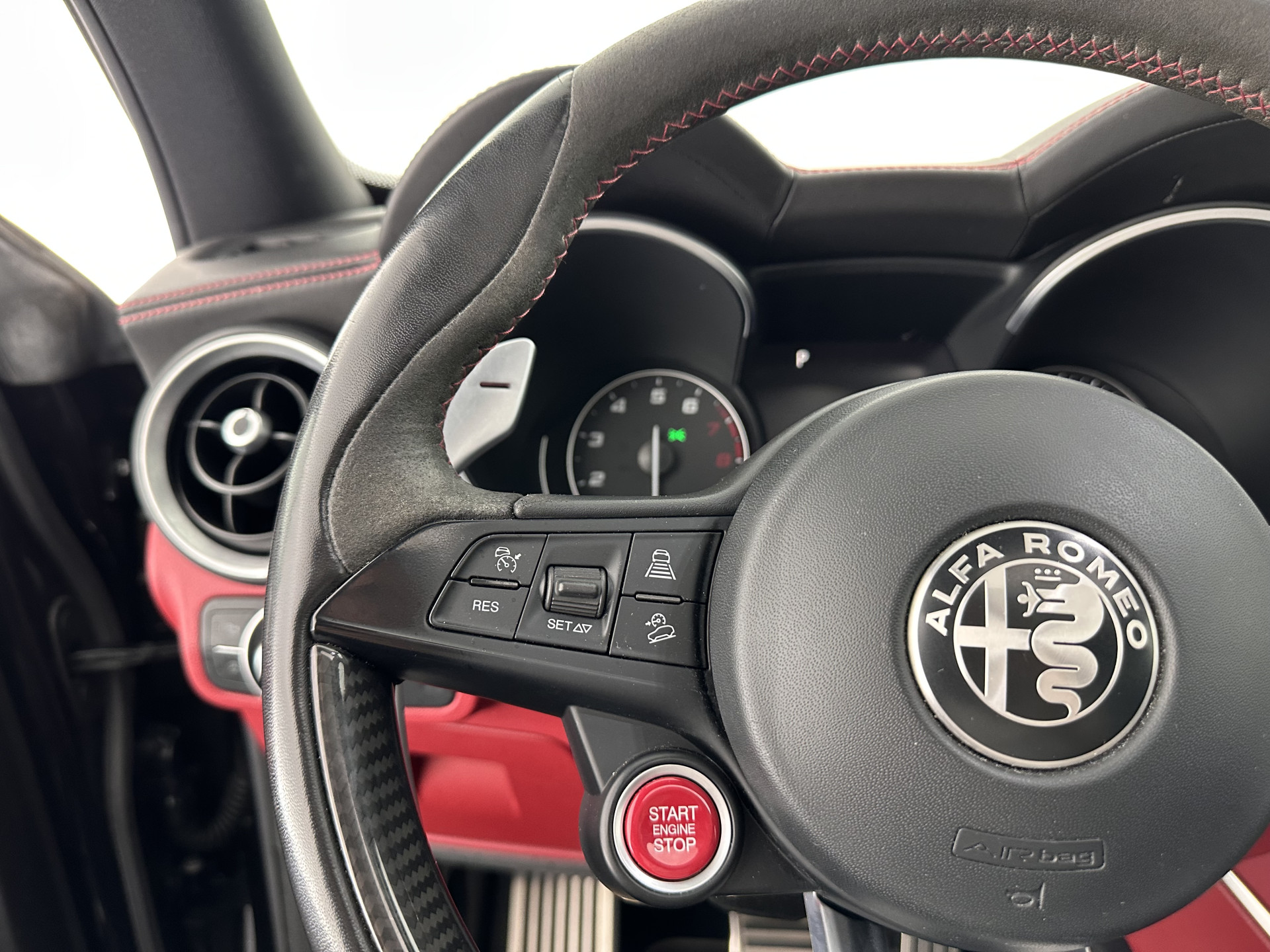 Alfa Romeo Stelvio 2.9 V6 AWD Quadrifoglio (INCL-BTW) Aut. *PANO | LEATHER-ALCANTARA | XENON | ADAPTIVE-CRUISE | BLIND-SPOT | HARMAN/KARDON | MEMORY-PACK | HEATED-SPORTSEATS | DAB+ | KEYLESS | CARPLAY | NAVI-FULLMAP | CARBON-INLAY |..