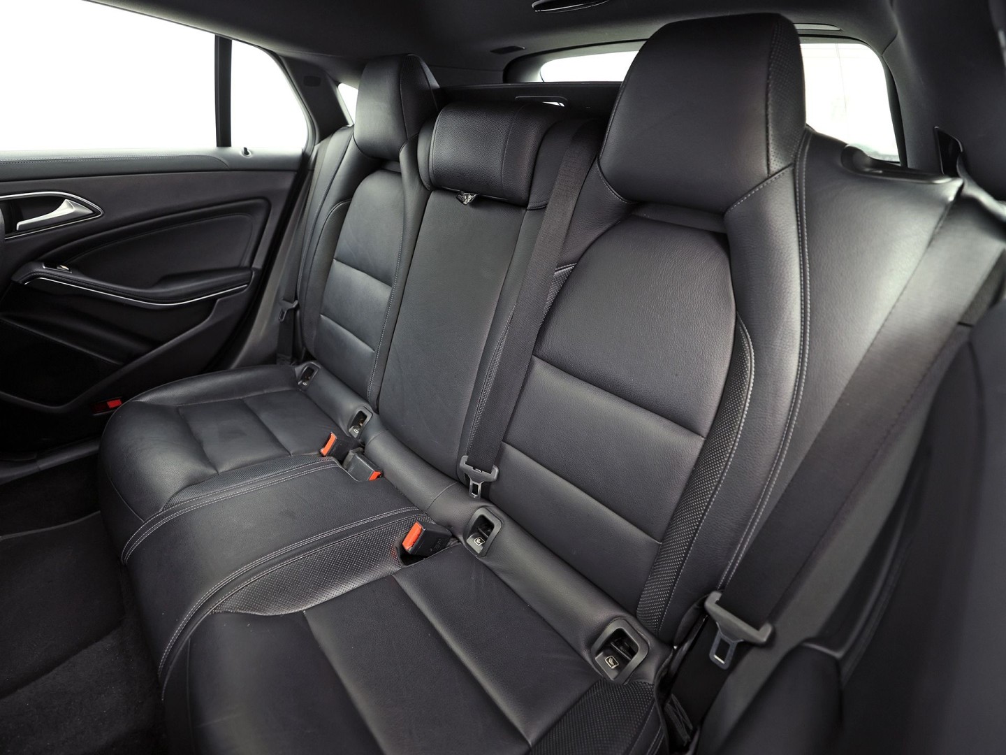 Mercedes-Benz CLA-Klasse 200 AMG Sport 156Pk Automaat (PANORAMADAK, GROOT NAVI, LEDER, STOELVERWARMING, SPORTSTOELEN, PARKEERSENSOREN, CRUISE, NIEUWSTAAT)