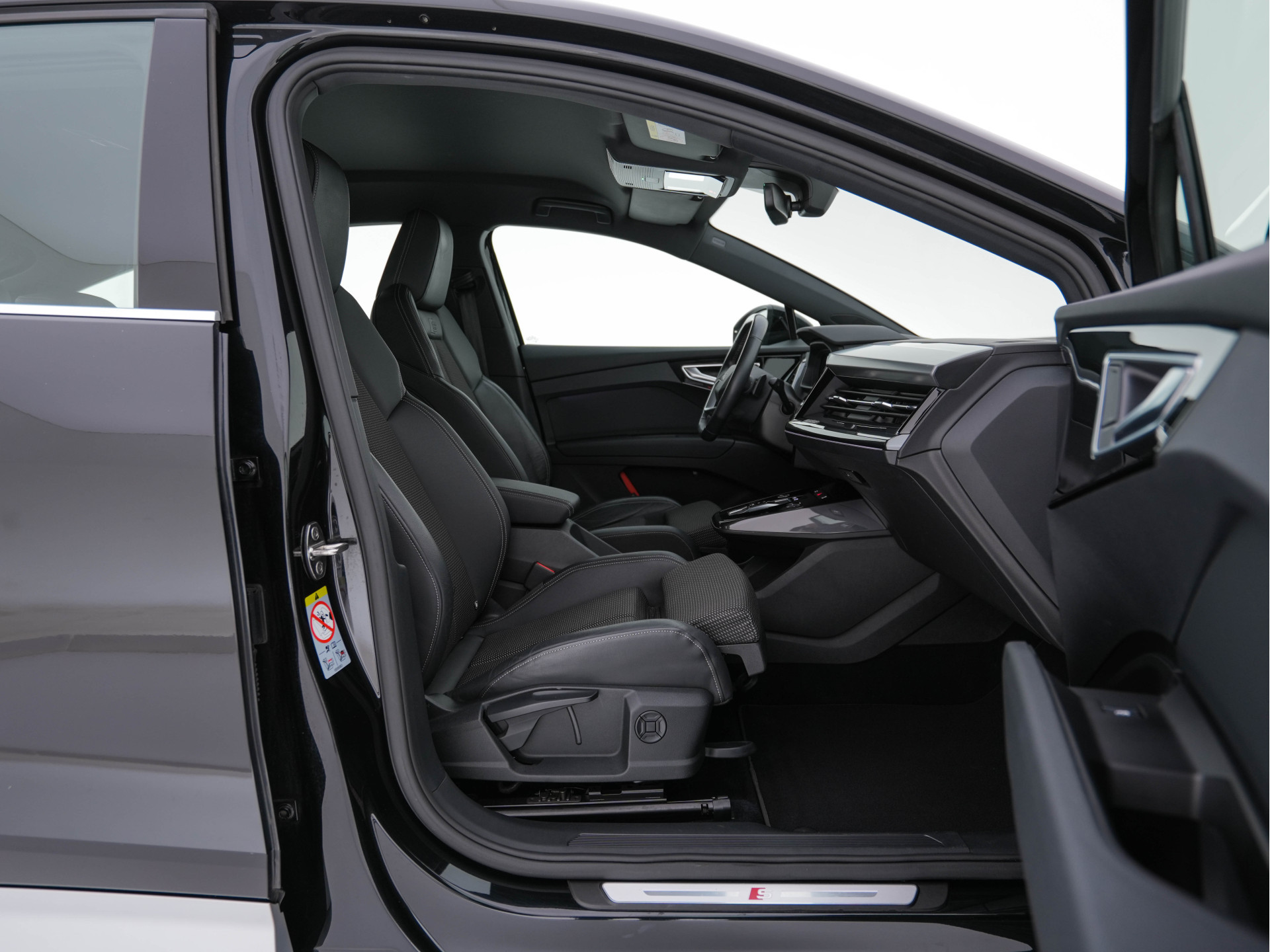 Audi Q4 Sportback e-tron 40 S-Line Edition 77 kWh [ 3-Fase ] {SOH-92%} (INCL-BTW) *HEAT-PUMP | LEATHER-FABRIC | MATRIX-LED | ADAPTIVE-CRUISE | AMBIENT-LIGHT | DIGI-COCKPIT | AUDI-SOUND | DAB+ | KEYLESS | SHIFT-PADDLES | CAMERA | HEATED-SPORTSEATS | 20''AL