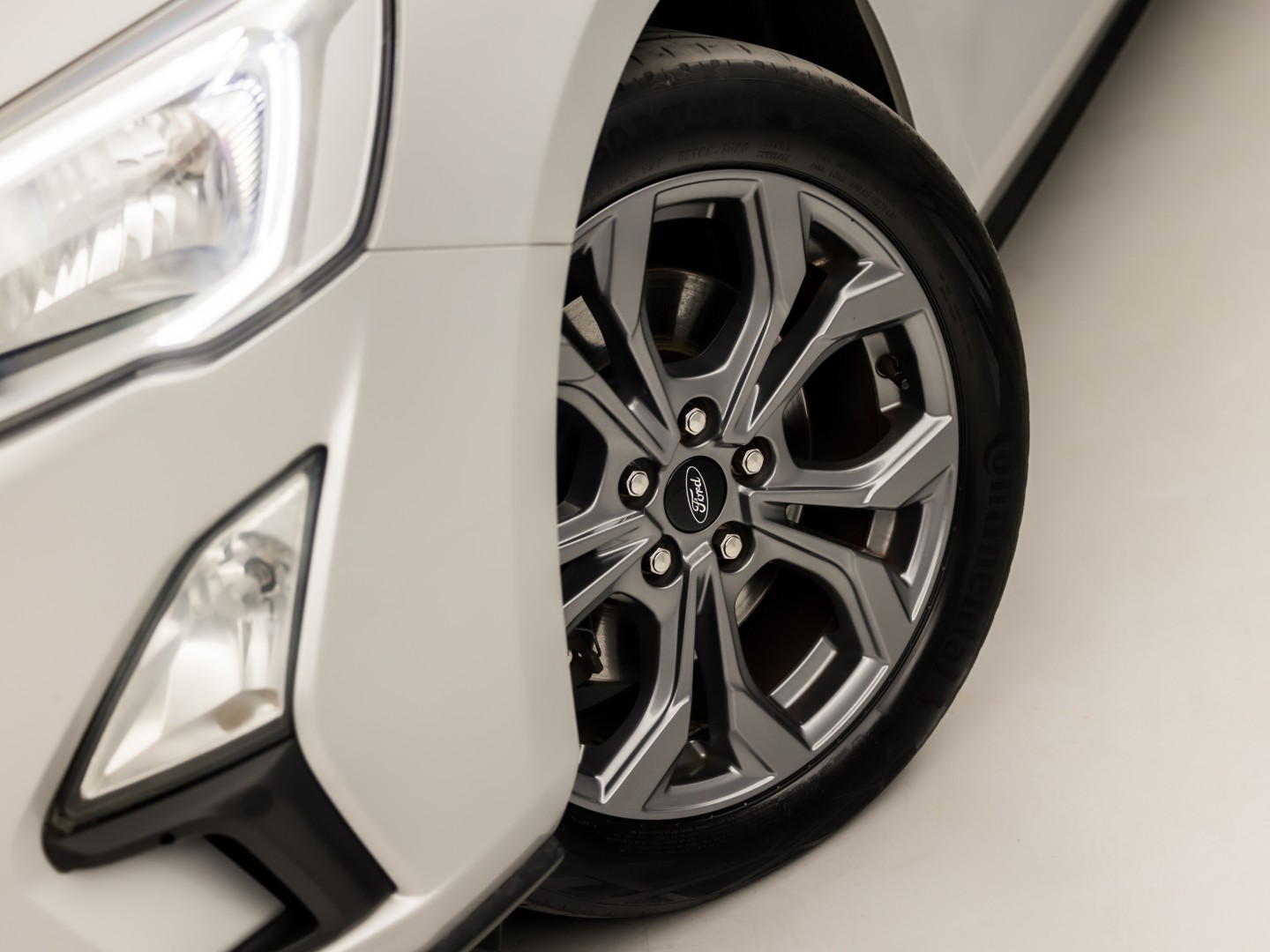 Ford Focus Wagon 1.0 EcoBoost Titanium Sport (APPLE CARPLAY, GROOT NAVI, STUUR/STOELVERWARMING, KEYLESS, SPORTSTOELEN, GETINT GLAS, LM VELGEN, CRUISE, NIEUWSTAAT)