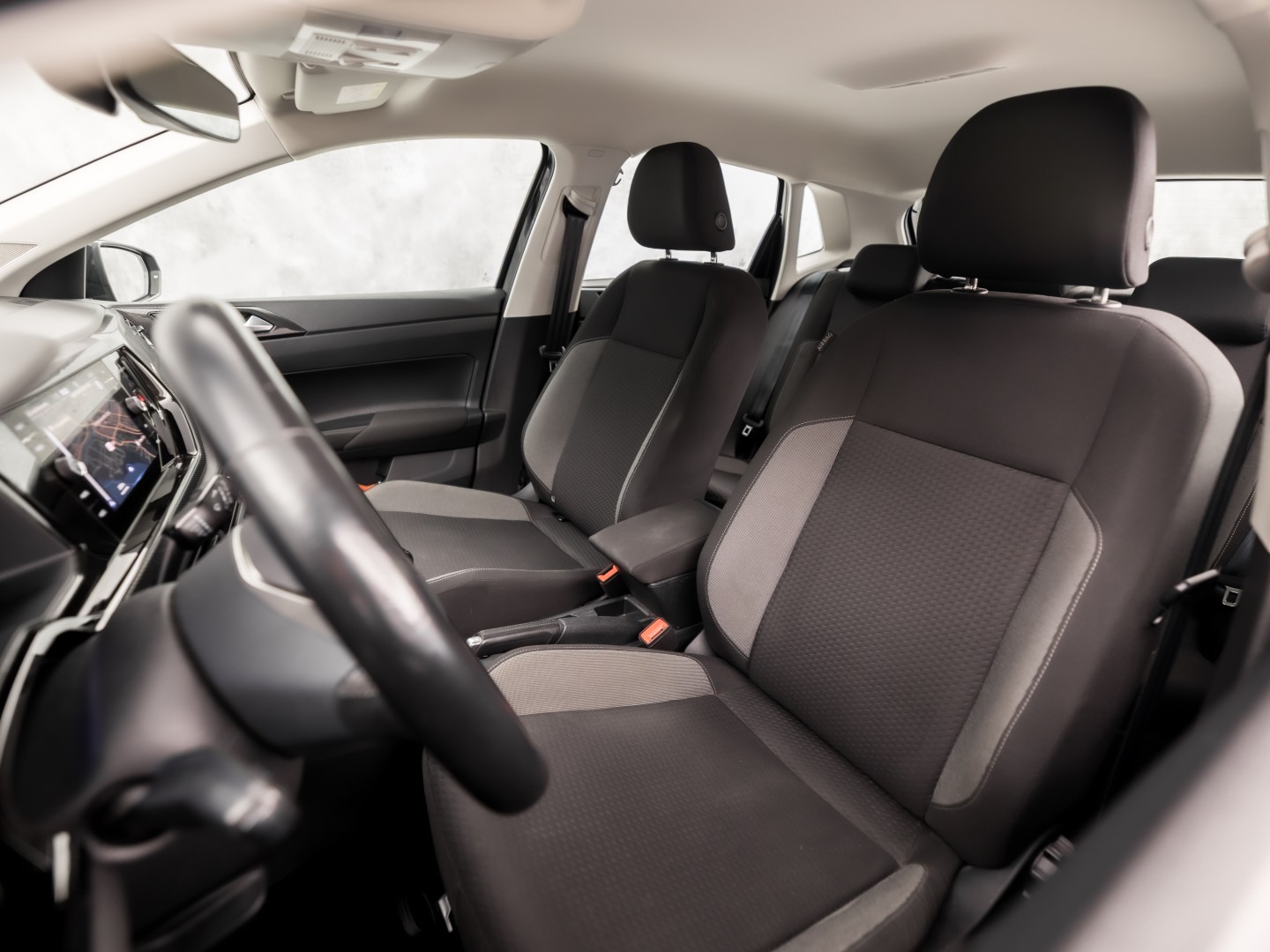 Volkswagen Polo 1.0 TSI Sport (VIRTUAL COCKPIT, 1e EIGENAAR, APPLE CARPLAY, GROOT NAVI, CLIMATE, STOELVERWARMING, SPORTSTOELEN, GETINT GLAS, LM VELGEN, CRUISE, PARKEERSENSOREN, NIEUWSTAAT)