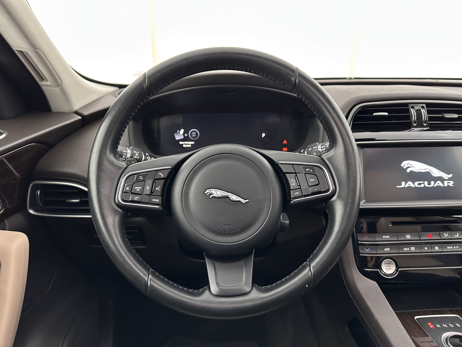 Jaguar F-PACE 2.0 Portfolio AWD 20d Aut. *PANO | DIGI-COCKPIT | XENON | LEATHER | KEYLESS | MERIDIAN-SOUND | NAVI-FULLMAP | ECC | PDC | CRUISE | 19''ALU*