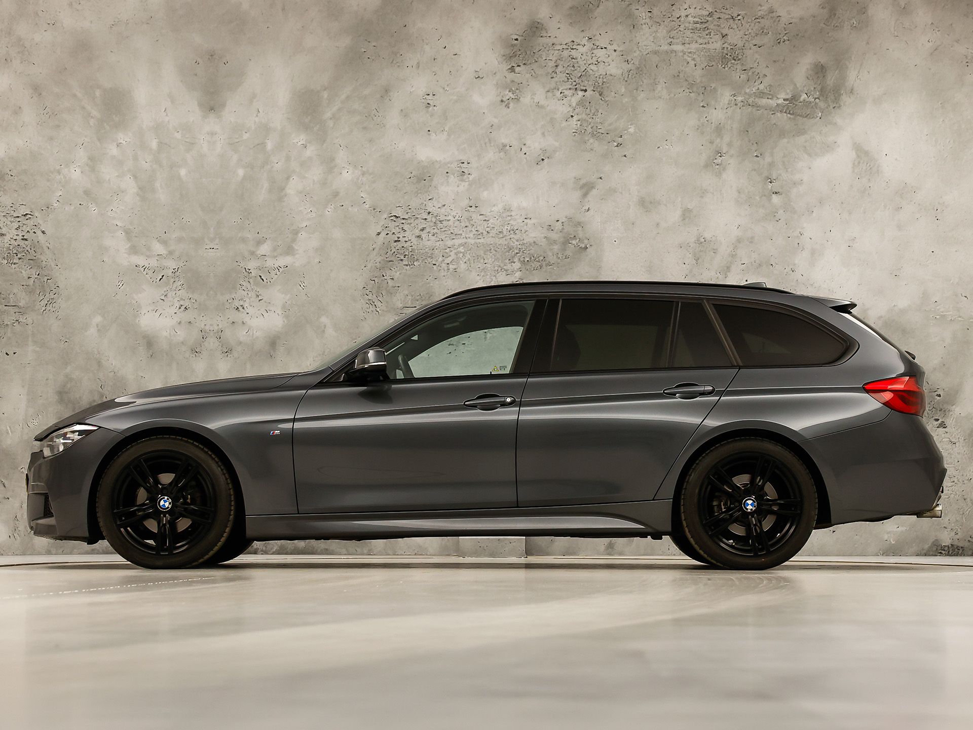 BMW 3 Serie 320i M Sport High Executive 184Pk Automaat (GROOT NAVI, DEALER ONDERHOUDEN, CLIMATE, LEDER, STOELVERWARMING, SPORTSTOELEN, PARKEERSENSOREN, GETINT GLAS, NIEUWSTAAT)