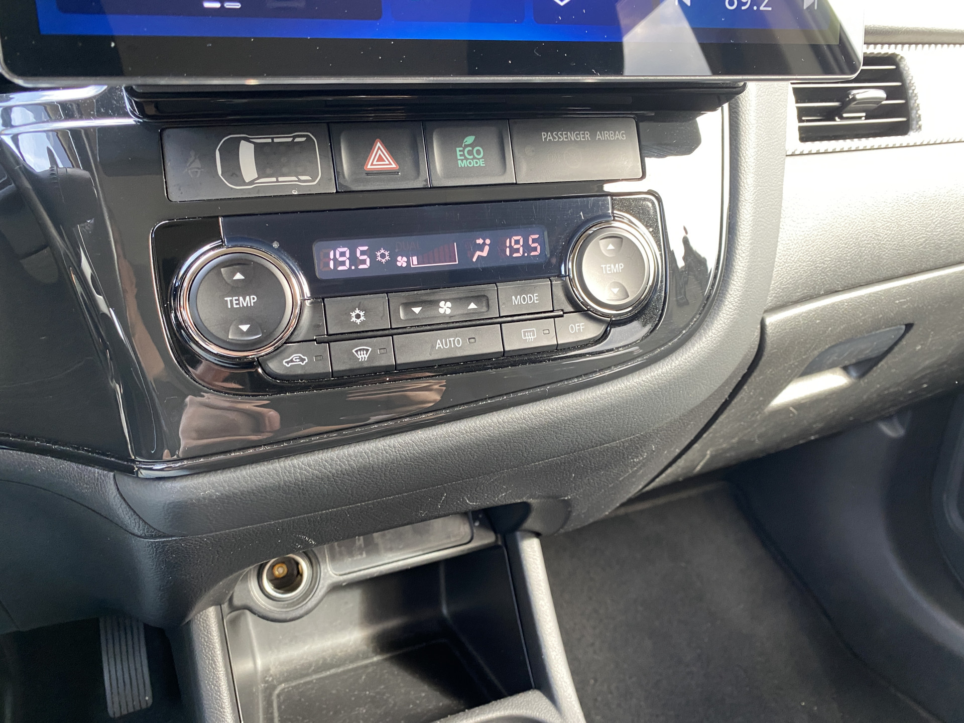 Mitsubishi Outlander 2.0 Intense 150 pk AUT. | dealer onderh. | lichtmetaal 18 inch | trekhaak | cruise control | apple carplay - android
