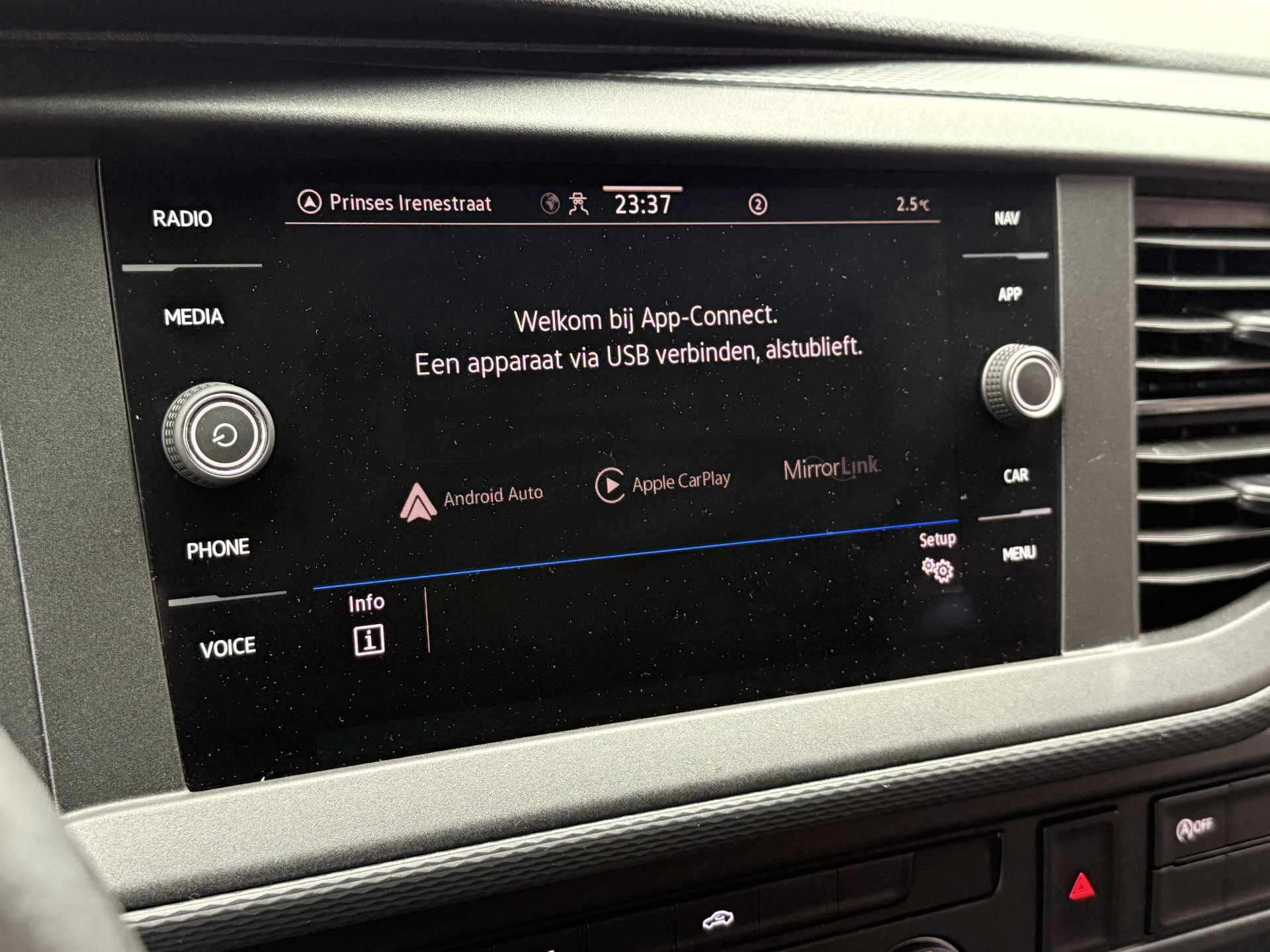 Volkswagen Transporter 2.0 TDI L2H1 30 DC Highline | Origineel NL | Apple carplay  | Camera | Trekhaak |
