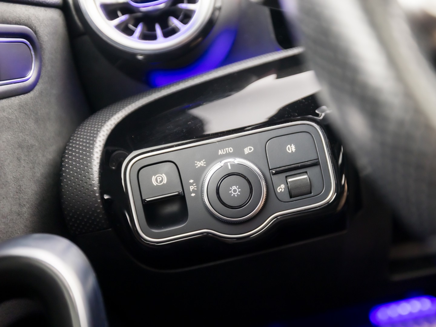 Mercedes-Benz A-Klasse 250 e AMG Sport 218Pk Automaat (PANORAMADAK, GROOT NAVI, SFEERVERLICHTING, CAMERA, GETINT GLAS, SPORTSTOELEN, LEDER/ALCANTARA, STOELVERWARMING, NIEUWSTAAT)
