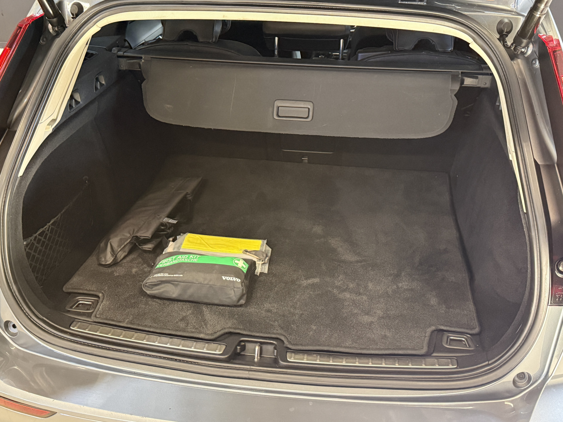 Volvo V60 2.0 B4 Business Pro | R-Design | Stoel/Stuurverwarming | Camera | Navi | Panoramadak