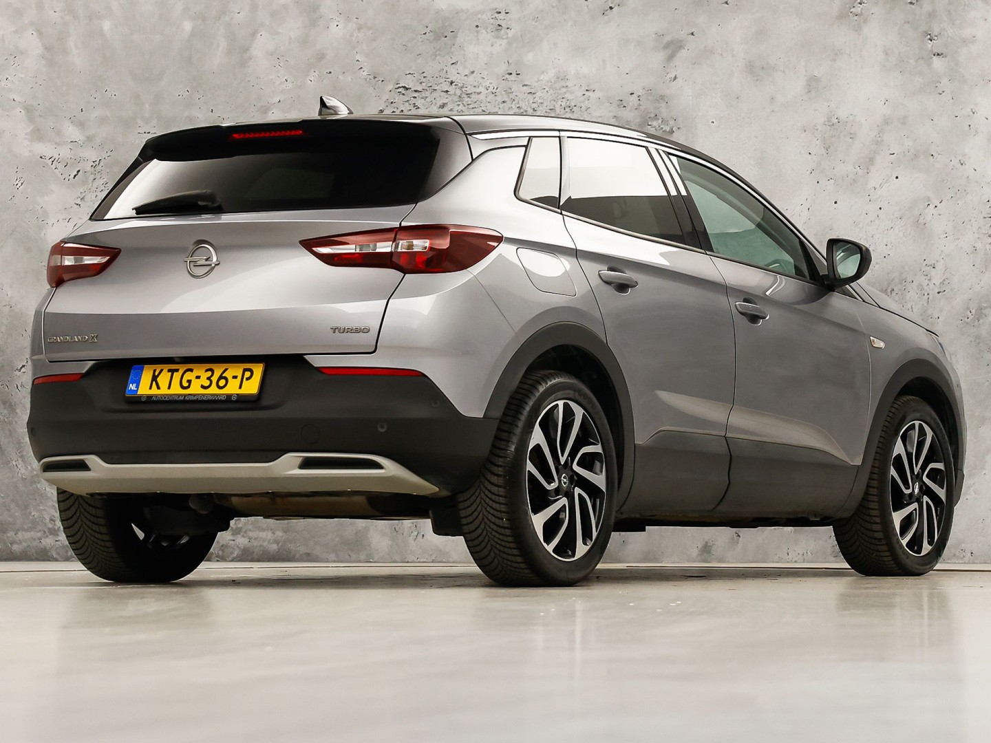 Opel Grandland X 1.2 Turbo Ultimate Sport Automaat (APPLE CARPLAY, MEMORY SEAT, STOELVERWARMING/KOELING, 360 CAMERA, STUURWIEL VERWARMD, KEYLESS, GETINT GLAS, NIEUWSTAAT)