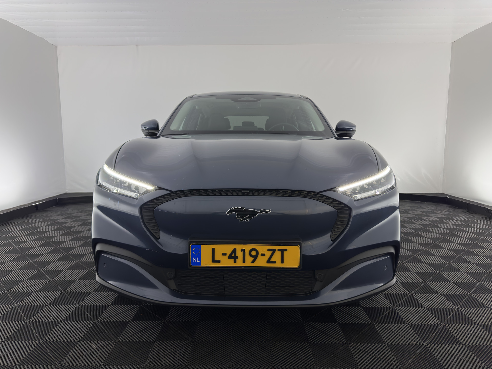 Ford Mustang Mach-E RWD 75 kWh [3-Fase ] {SOH-90%} (INCL-BTW) Aut.*LEATHER | FULL-LED | DAB | DIGI-COCKPIT | KEYLESS | NAVI-FULLMAP | CARPLAY | HEATED-COMFORTSEATS | TOPVIEW |  ADAPTIVE-CRUISE | PRIVACY-GLASS | 18'' ALU*