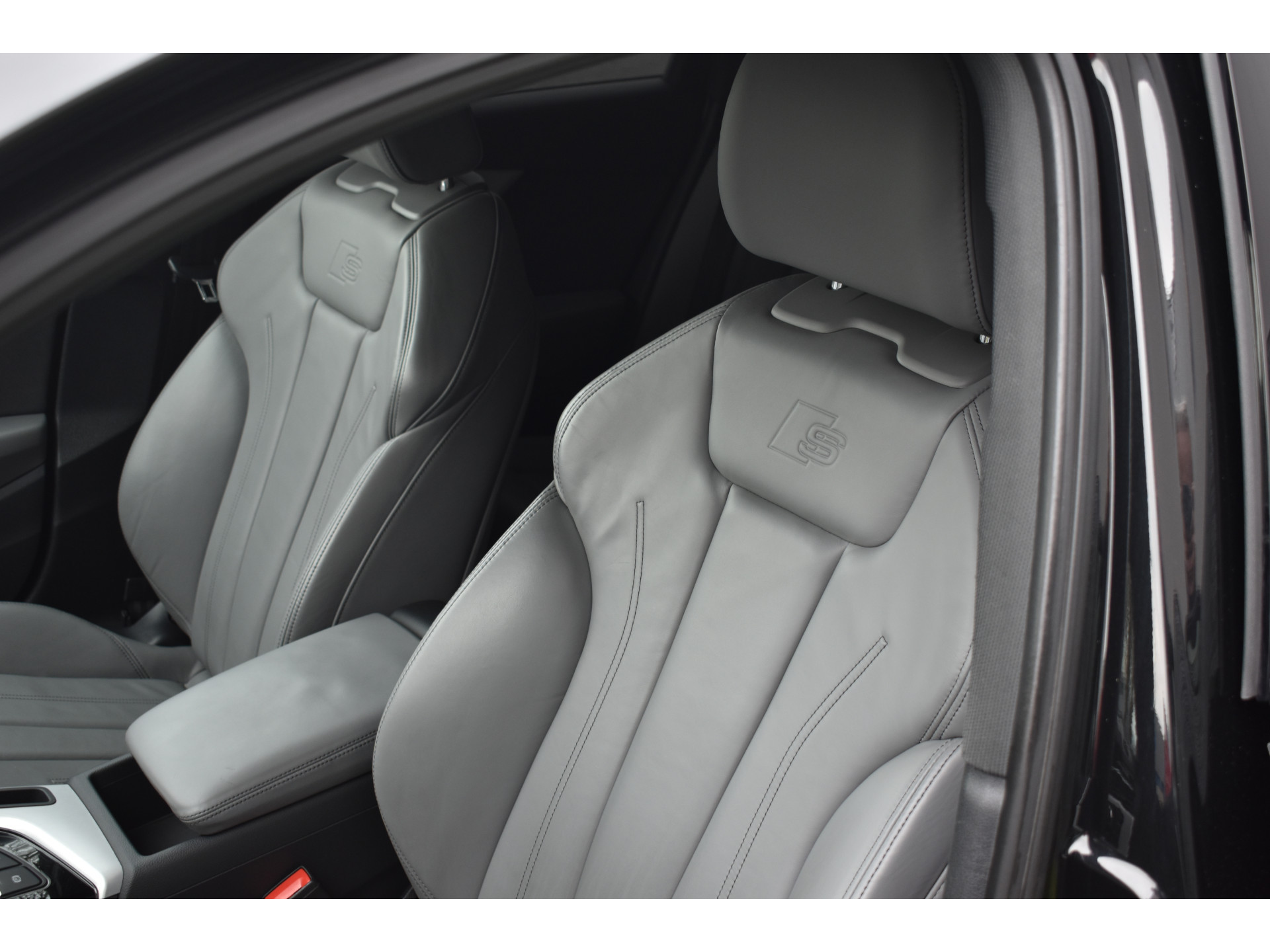 Audi A4 Limousine 35 TFSI S-line 2.0 Mild Hybrid S-line black-line Automaat Leder interieur