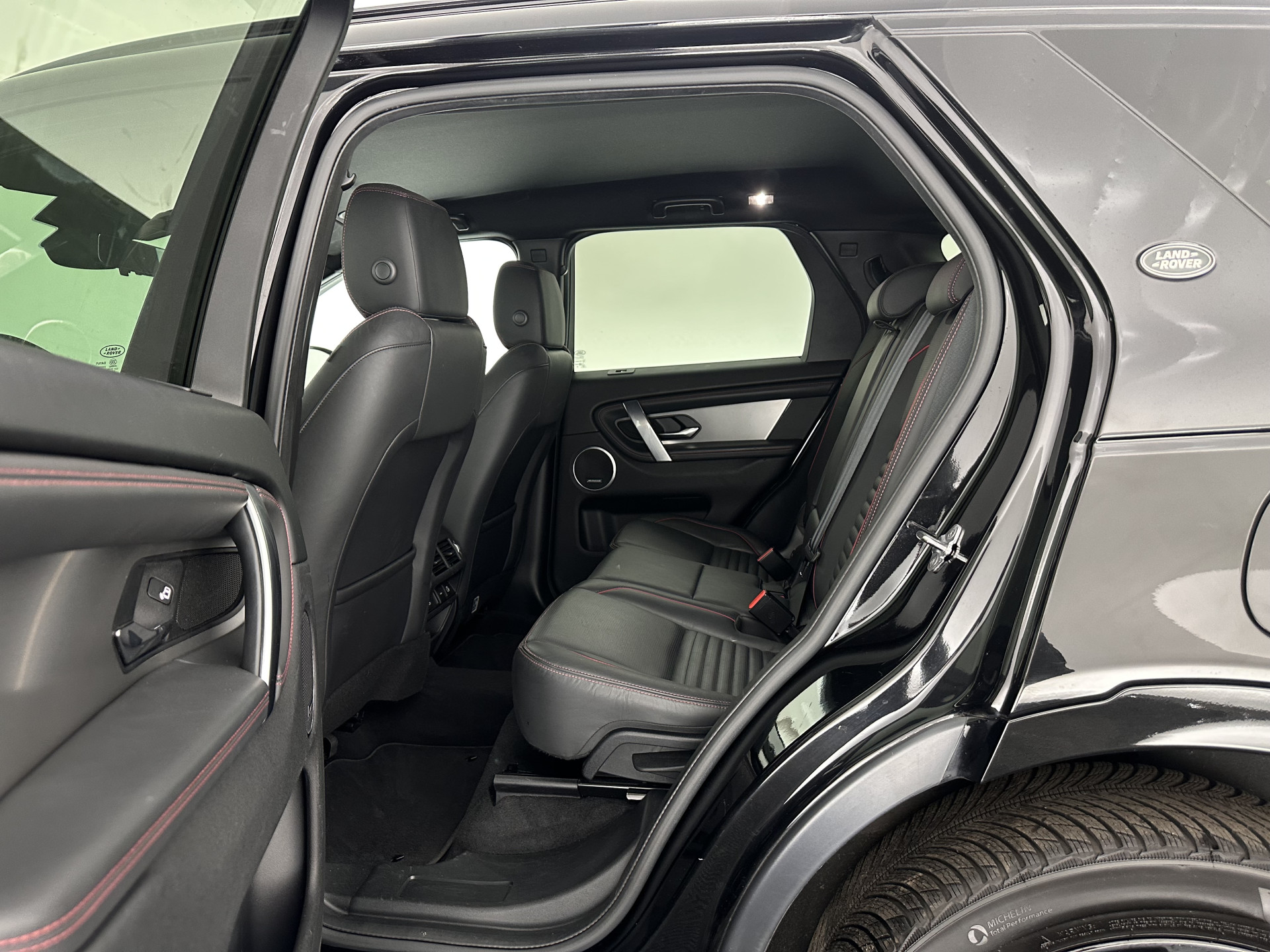 Land Rover Discovery Sport P300e 1.5 R-Dynamic HSE Black Exterior Pack AWD (Plug-in) (INCL-BTW) *LEATHER | FULL-LED | DIGI-COCKPIT | MERIDIAN-AUDIO | BLINDSPOT | KEYLESS | SHIFTPADDLES | PRIVACYGLASS | NAVI-FULLMAP | ECC | MEMORY-PACK | PDC | CRUISE | 20'