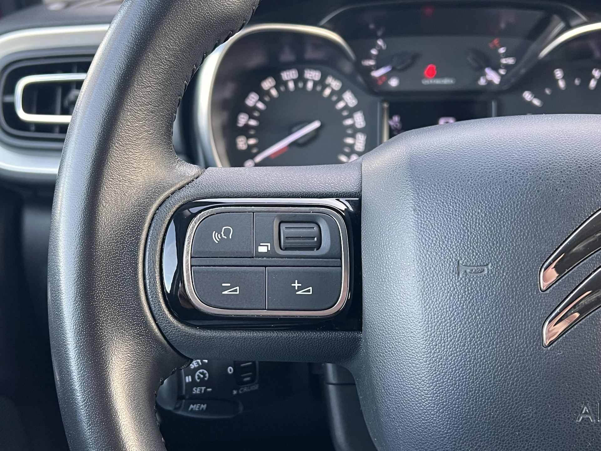 Citroen C3 1.2 PureTech S&S Shine 110pk,D-riem vv in 2023,2e Eigenaar,Camera,Navi,Clima,Cruise,Pdc V+A,APK tot 01-2027
