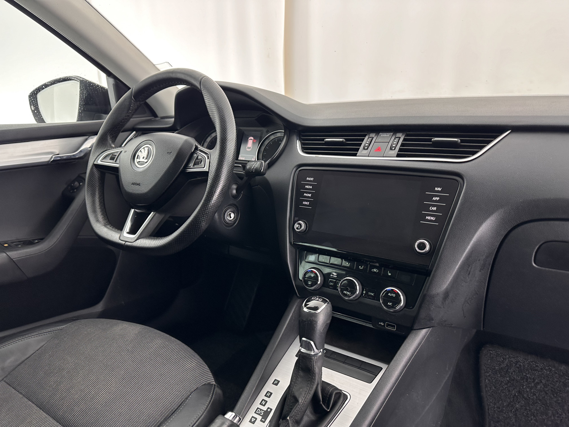 ŠKODA Octavia Combi 1.6 TDI Greentech Clever Edition Aut. *LEATHER-FABRIC | NAVI-FULLMAP | COMFORT-SEATS | DAB+ | HEATED-SEATS | AMUNDSEN-AUDIO | ECC | SHIFT-PADDLES | PARKPILOT | CRUISE | TOWBAR | 16''ALU *