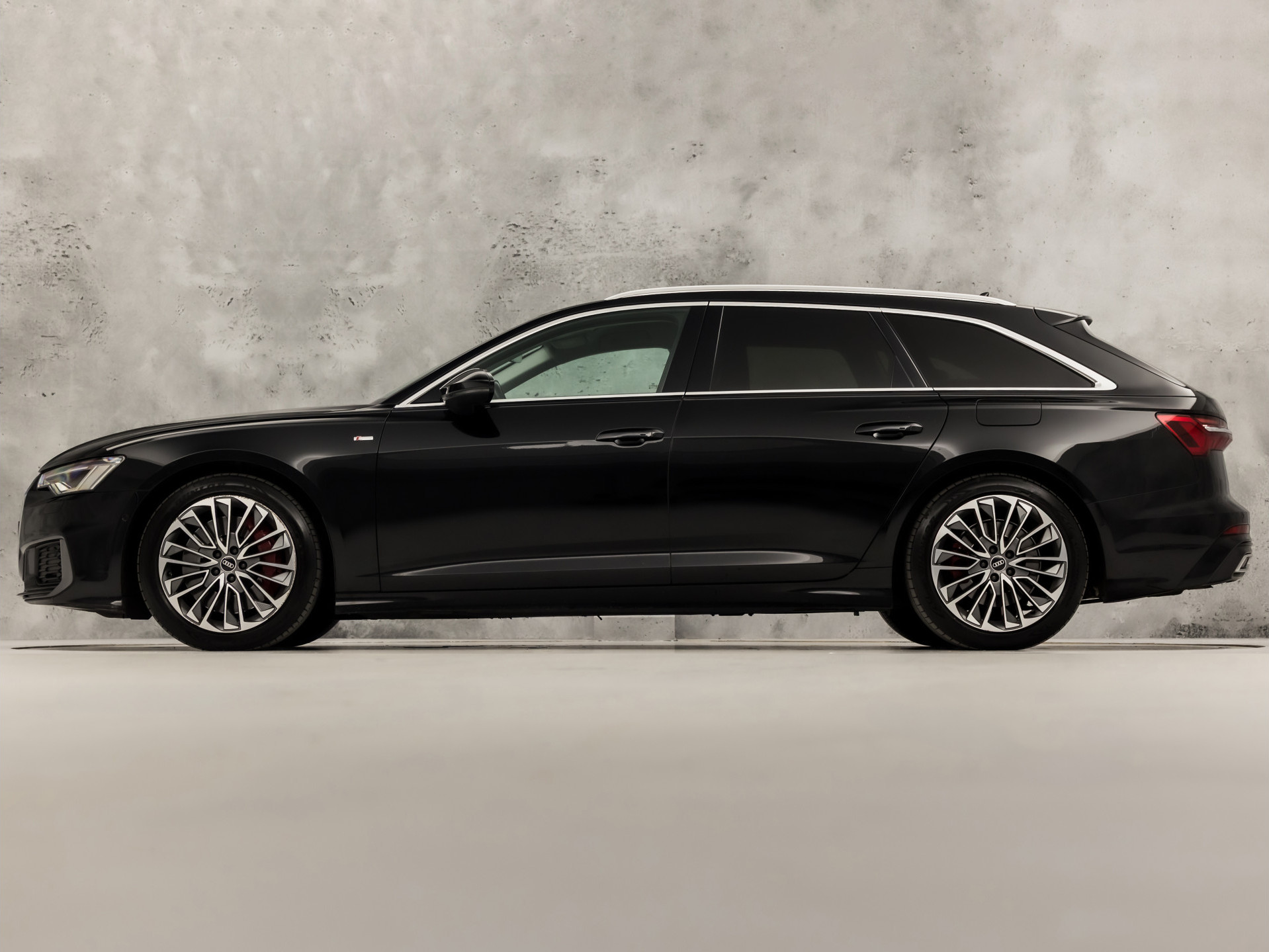Audi A6 Avant 55 TFSI e quattro S-Line Competition 368Pk Automaat (2X S-LINE, APPLE CARPLAY, SPORTZETELS, NAPPA LEDER, MEMORY SEATS, CAMERA, ADAPTIVE CRUISE, ELEK ACHTERKLEP, STOELVERWARMING ACHTER, NIEUWSTAAT)