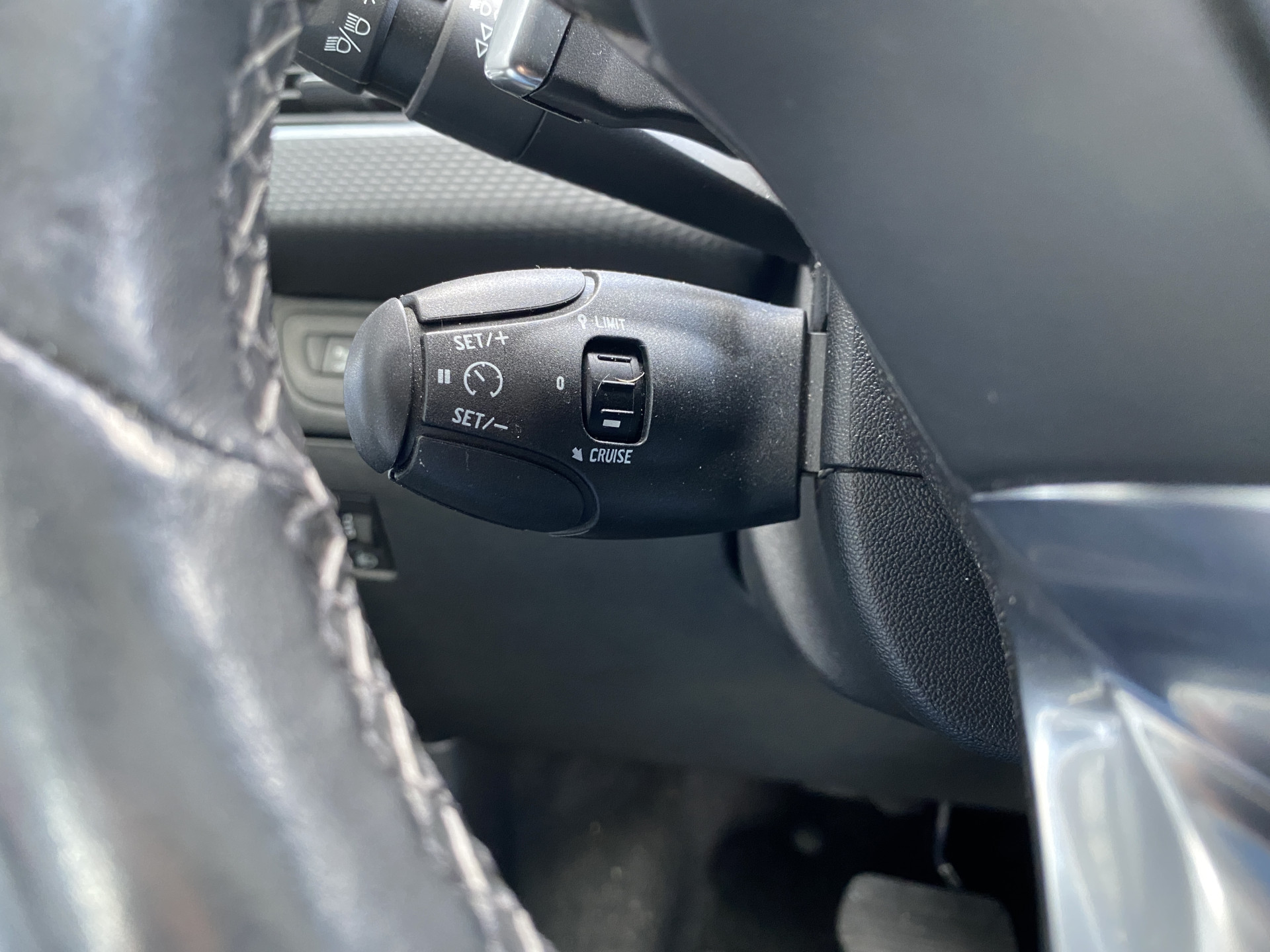 Peugeot 2008 1.2 PureTech Allure AUT. | dealer onderh. | panoramadak | trekhaak | navigatie | cruise control | all season banden