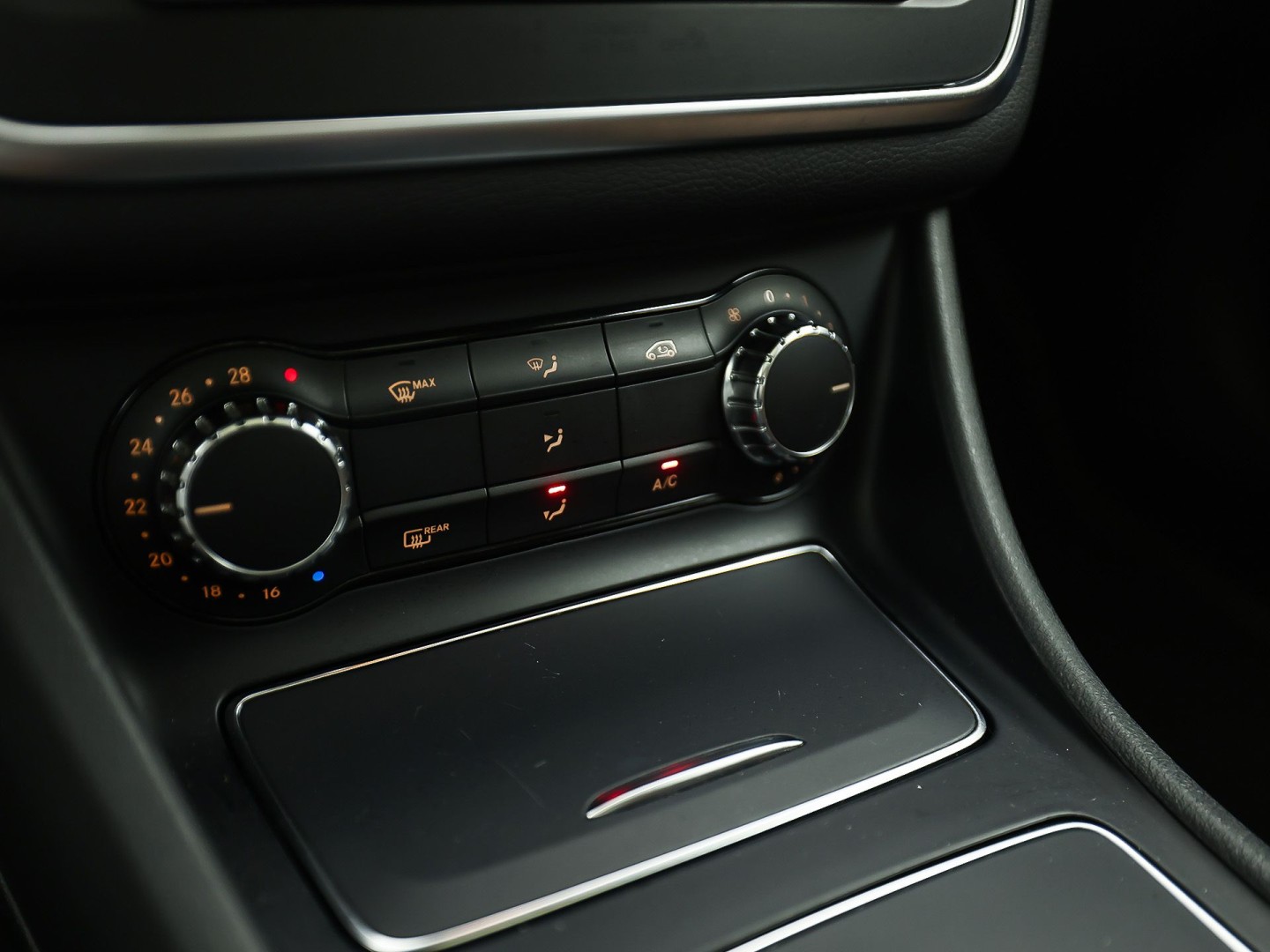 Mercedes-Benz CLA-Klasse 180 AMG Sport Automaat (PANORAMADAK, GROOT NAVI, BRUIN LEDER, CAMERA, STOELVERWARMING, SPORTSTOELEN, GETINT GLAS, DIAMOND GRILL, NIEUWE APK, NIEUWSTAAT)