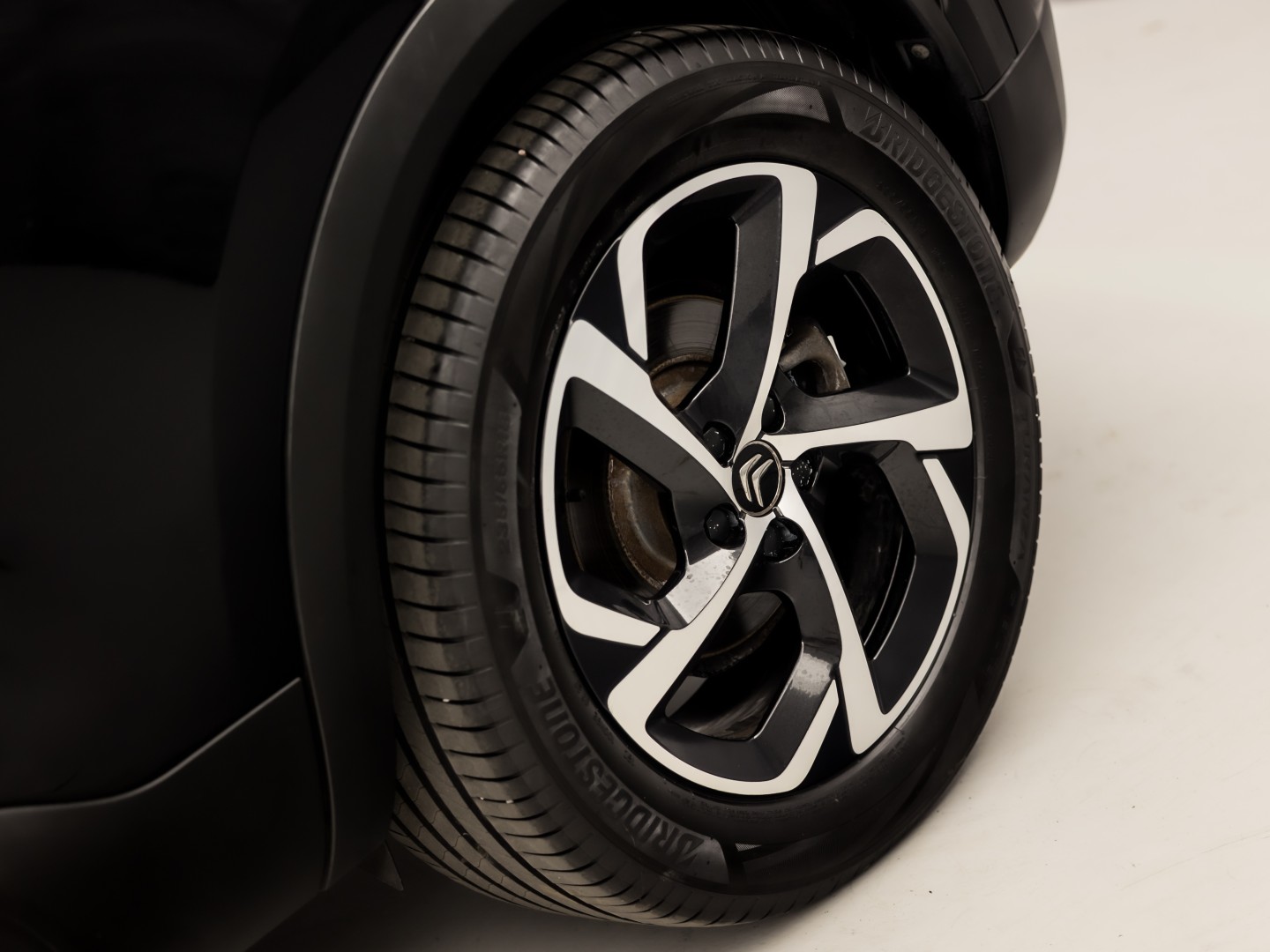 Citroën C5 Aircross 1.6 PureTech Sport 181Pk Automaat (APPLE CARPLAY, GROOT NAVI, 360 CAMERA, LM VELGEN, TREKHAAK, SPORTSTOELEN, KEYLESS, ADAPTIVE CRUISE, NIEUWSTAAT)