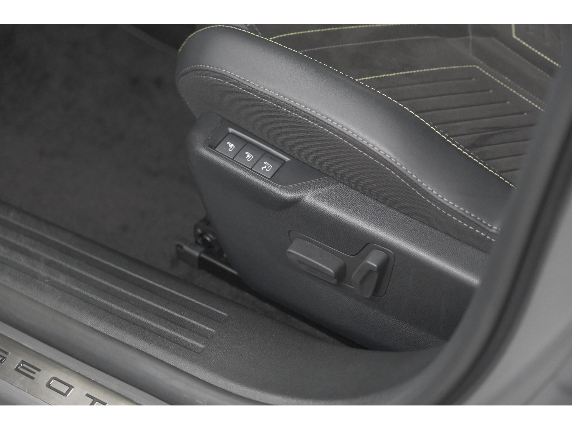 Peugeot 2008 PureTech 130 EAT8 GT | 360 Camera | Stoelmassage | Adaptieve Cruise Control | Dodehoekdetectie