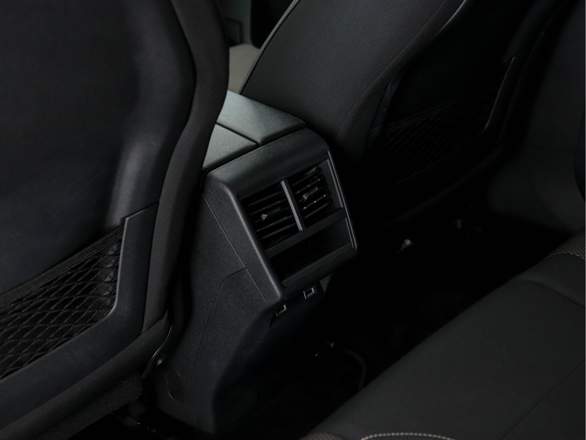 DS 7 Crossback 1.5 BlueHDI So Chic *DIGI-COCKPIT | NAVI-FULLMAP | FULL-LED | MICROFIBRE | CAMERA | KEYLESS | CARPLAY | ADAPT.CRUISE | DAB | HEATED-SEATS | TOWBAR | PDC | SPORT-SEATS | 18"ALU*