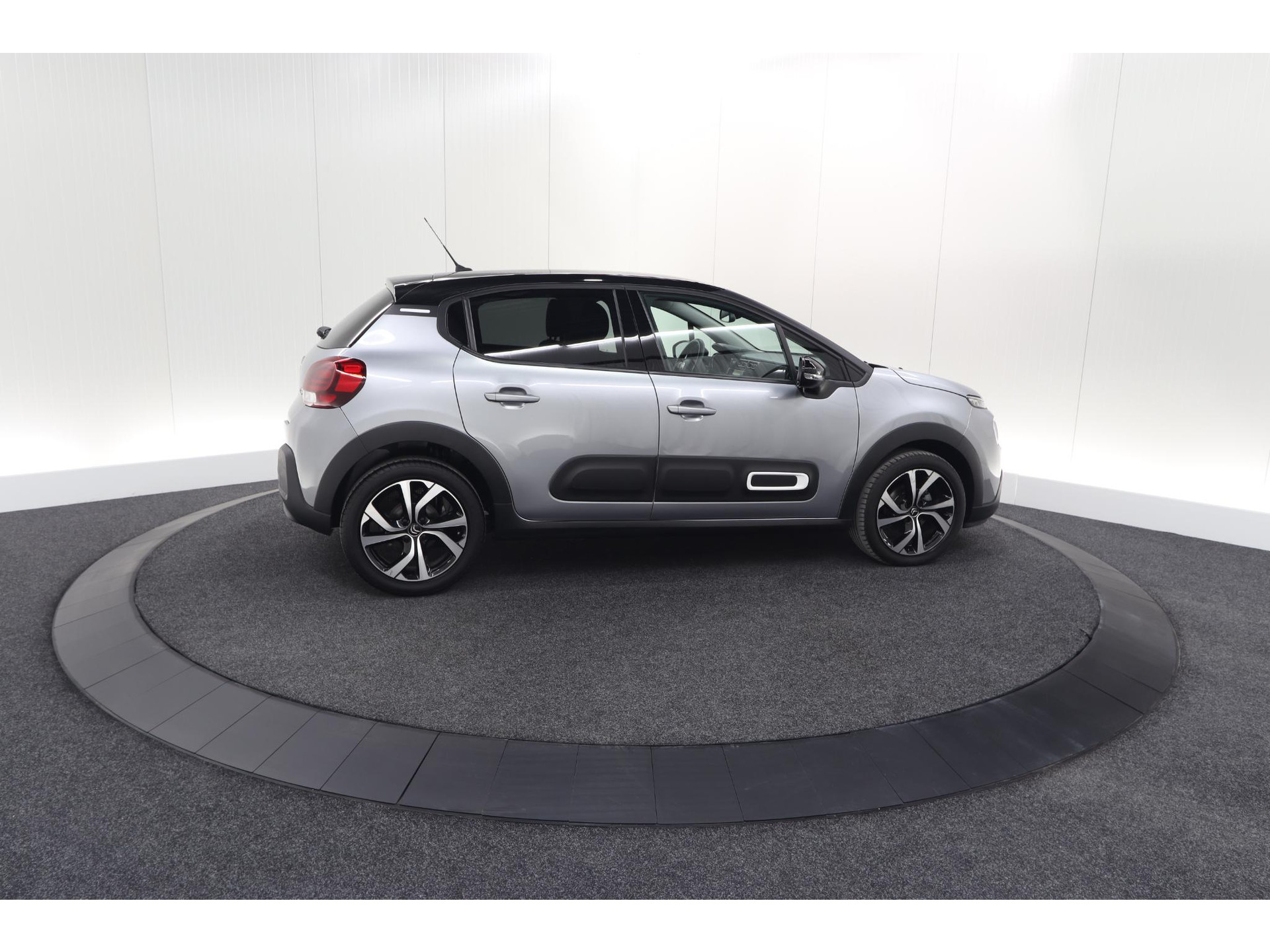 Citroen C3 PureTech 110 EAT6 Shine | Camera | Navigatie | Parkeersensoren | Apple Carplay | 17 Inch Lichtmetalen Velgen