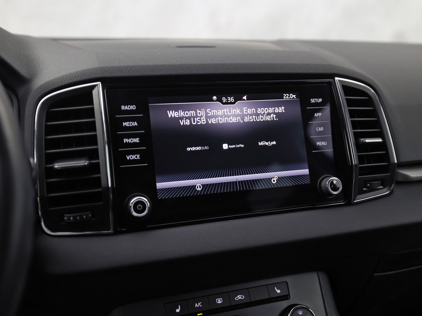 Škoda Karoq 1.5 TSI ACT Sport 150Pk (APPLE CARPLAY, CLIMATE, STOELVERWARMING, GETINT GLAS, SPORTSTOELEN, PARKEERSENSOREN, CRUISE, NIEUWSTAAT)