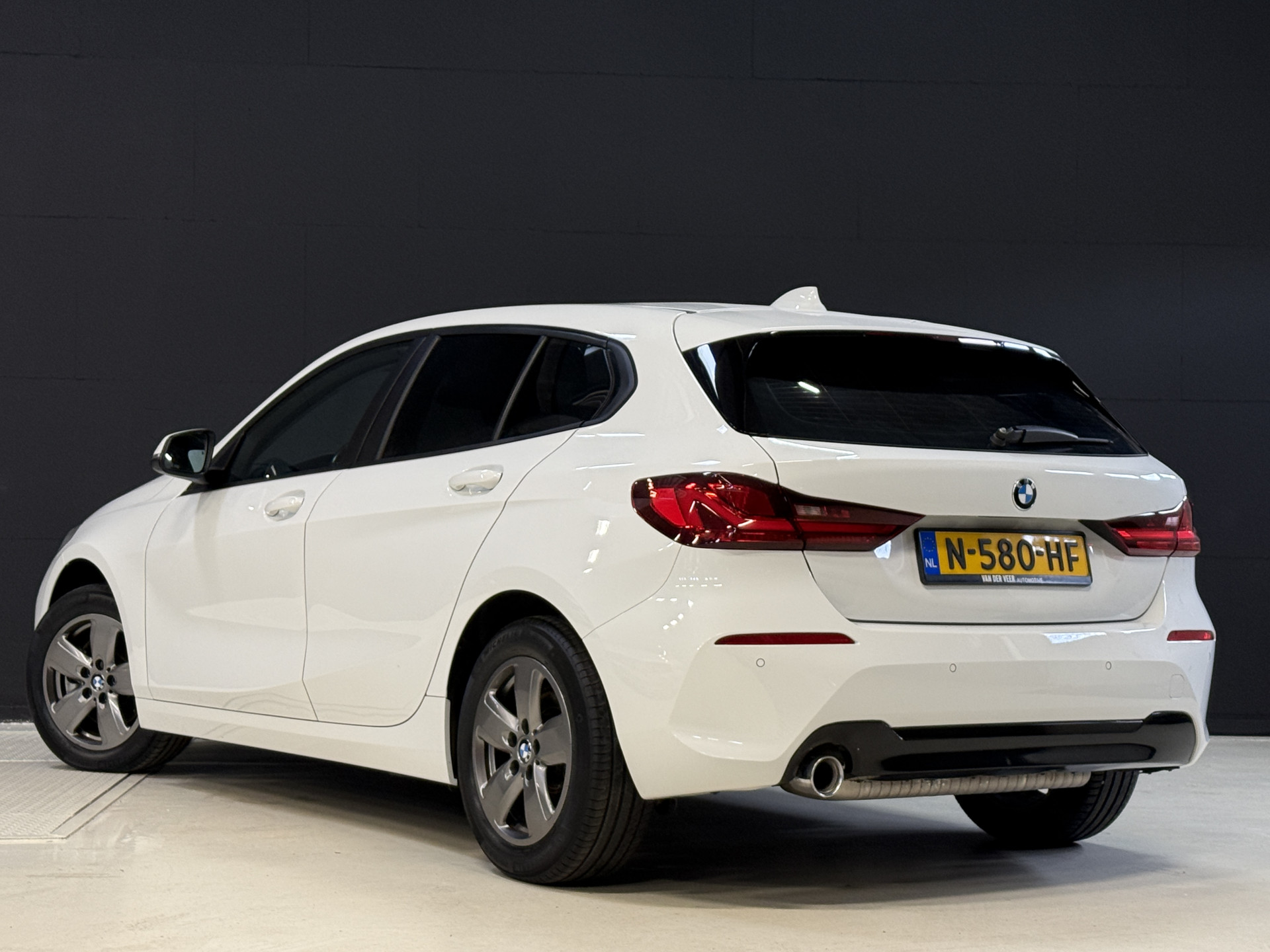BMW 1-serie 116i Business Edition | Zwarte grill | Apple Carplay | DAB+ | PDC V+A