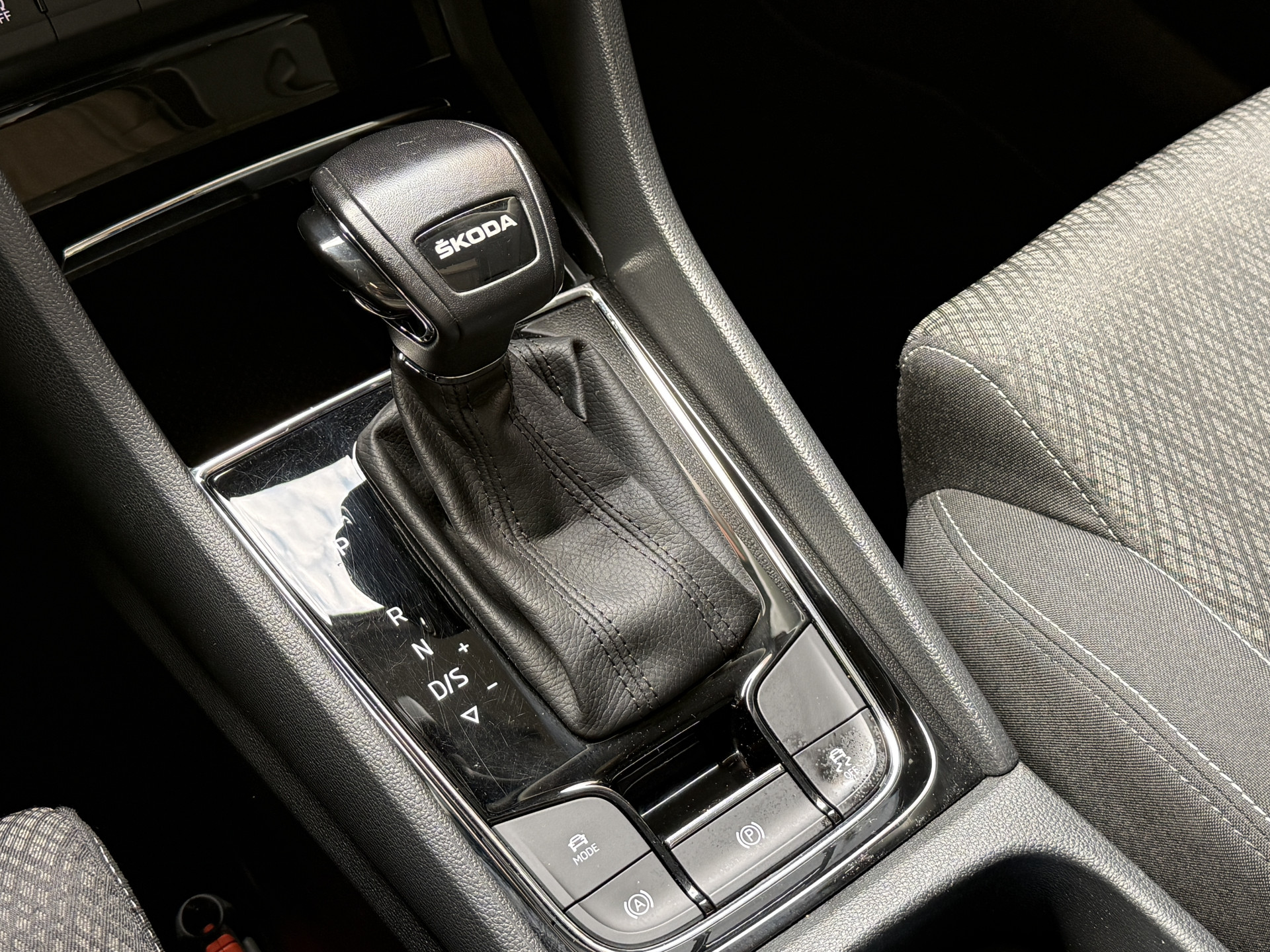 ŠKODA Karoq 1.5 TSI ACT Business Edition Plus | Panoramadak | Camera | Adaptive cruise | Stoelverwarming | Full LED | NL auto | Dealer onderhouden