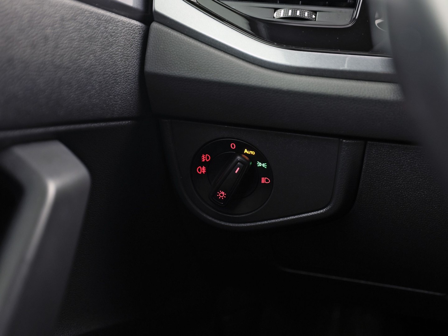 Volkswagen Polo 1.0 TSI Sport Automaat (VIRTUAL COCKPIT, ZWART HEMEL, GROOT NAVI, TREKHAAK, LEDER, SPORTSTOELEN, GETINT GLAS, LM VELGEN, ADAPTIVE CRUISE, NIEUWSTAAT)