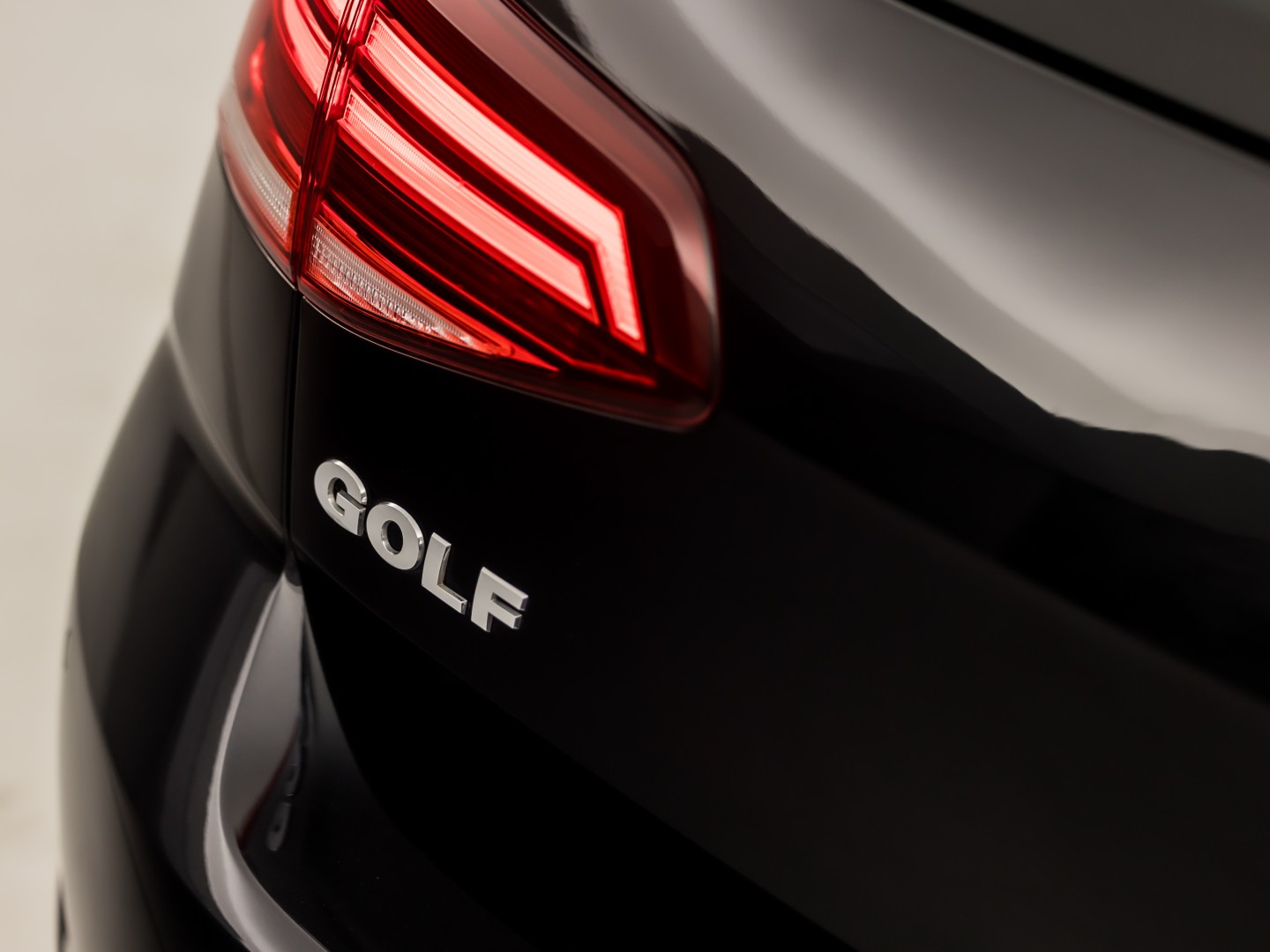 Volkswagen Golf 1.0 TSI Sportline (APPLE CARPLAY, GROOT NAVI, CLIMATE, STOELVERWARMING, SPORTSTOELEN, LM VELGEN, GETINT GLAS, PARKEERSENSOREN, NIEUWSTAAT)