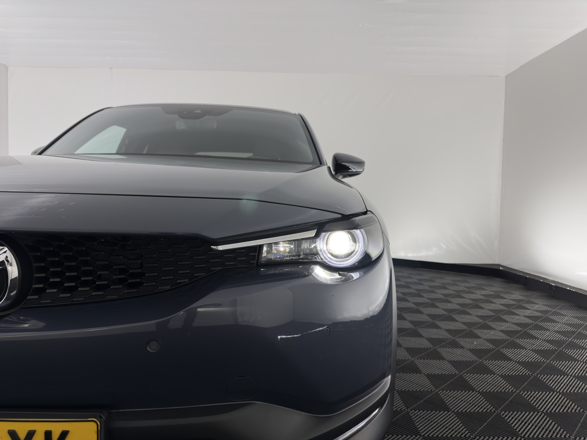 Mazda MX-30 e-SkyActiv 145 First Edition 36 kWh {SOH-92%} (INCL-BTW) Aut.*LEATHER-MICROFIBRE | FULL-LED | NAVI-FULLMAP | KEYLESS | BLIND-SPOT |  ADAPTIVE-CRUISE | HEAD-UP | CAMERA | DIGI-COCKPIT | MEMORY-PACK | SHIFT-PADDLES | 18"ALU*