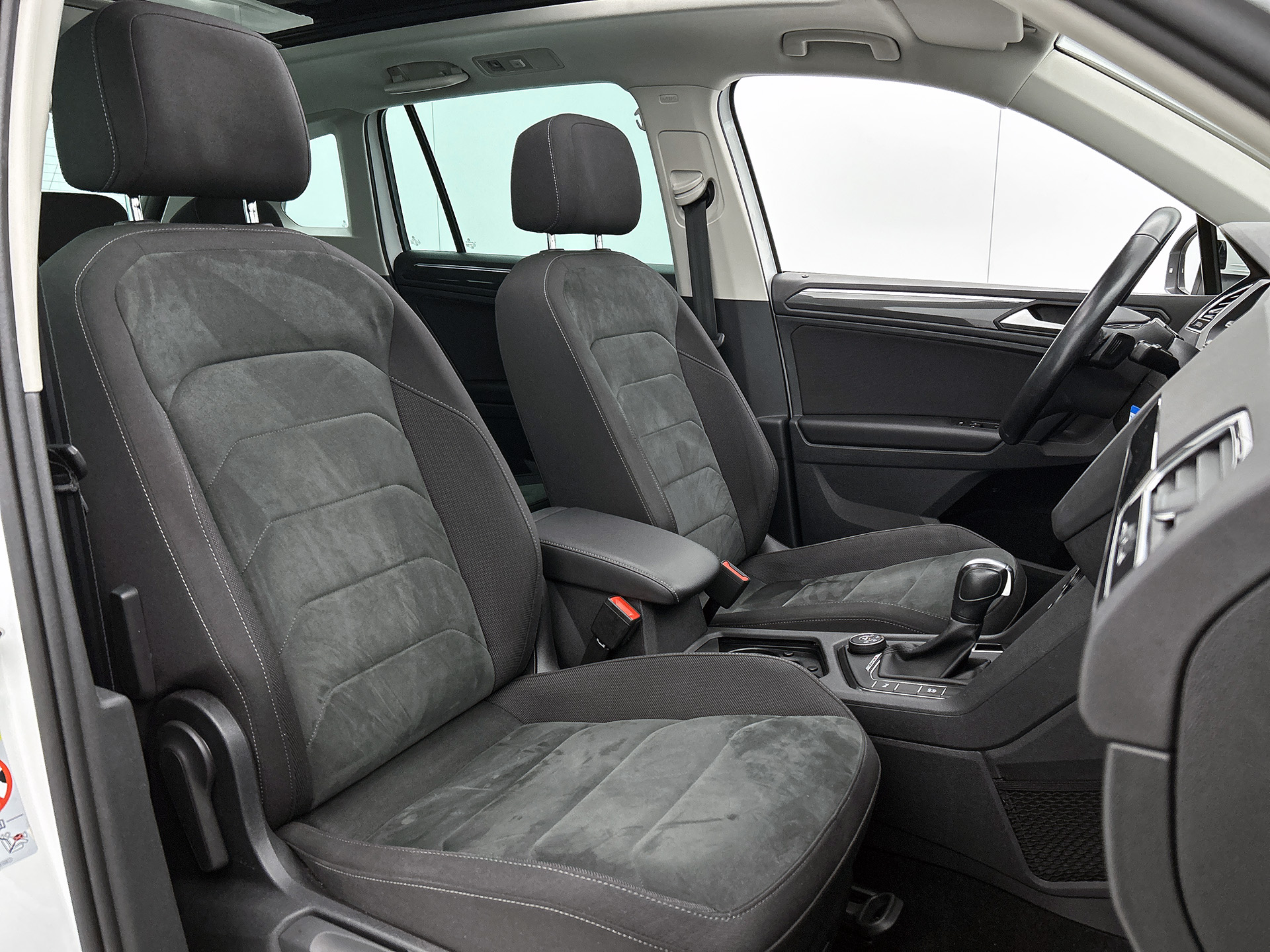 Volkswagen Tiguan 2.0 TSI 4Motion Highline Business R | PANORAMA | HEAD UP | ADAPTIVE | ELEKTR. A-KLEP | STOELVERW. | NAVI |