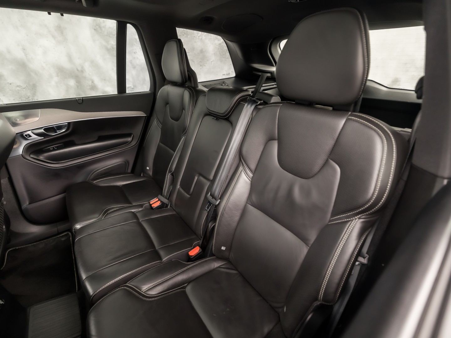 Volvo XC90 2.0 T8 Twin Engine AWD R-Design 7 Persoons 408Pk Automaat (PANORAMADAK, 1e EIGENAAR, LUCHTVERING, APPLE CARPLAY, BOWERS&WILKINS, HEAD-UP DISPLAY, STUUR/STOELVERWARMING, CAMERA, ELEK ACHTERKLEP, NIEUWSTAAT)