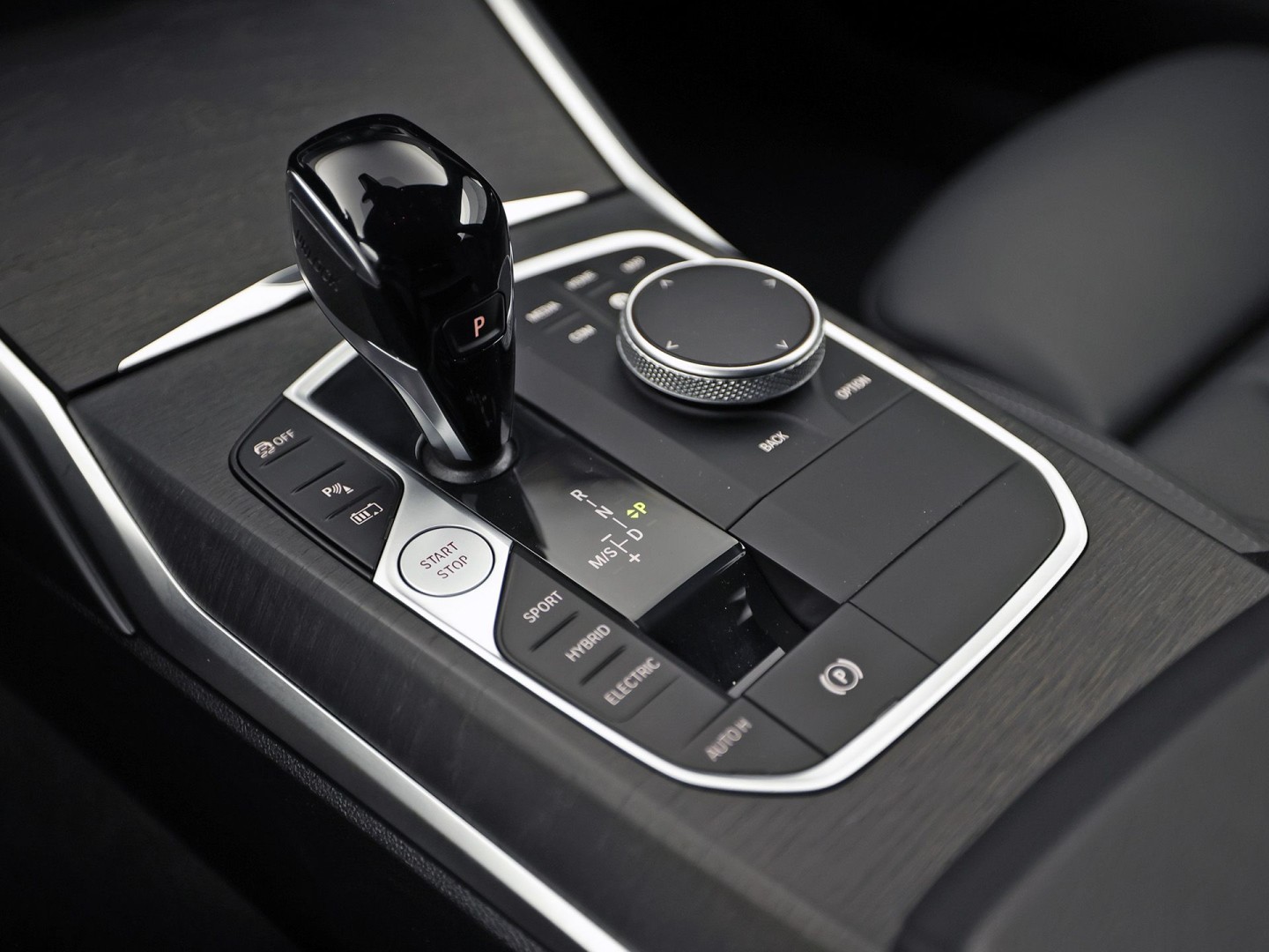 BMW 3-serie Touring 320e High Executive 204Pk Automaat (APPLE CARPLAY, M STUUR, GROOT NAVI, STOELVERWARMING, CAMERA, LEDER, SPORTSTOELEN, GETINT GLAS, ZWART HEMEL, NIEUWE APK, NIEUWSTAAT)